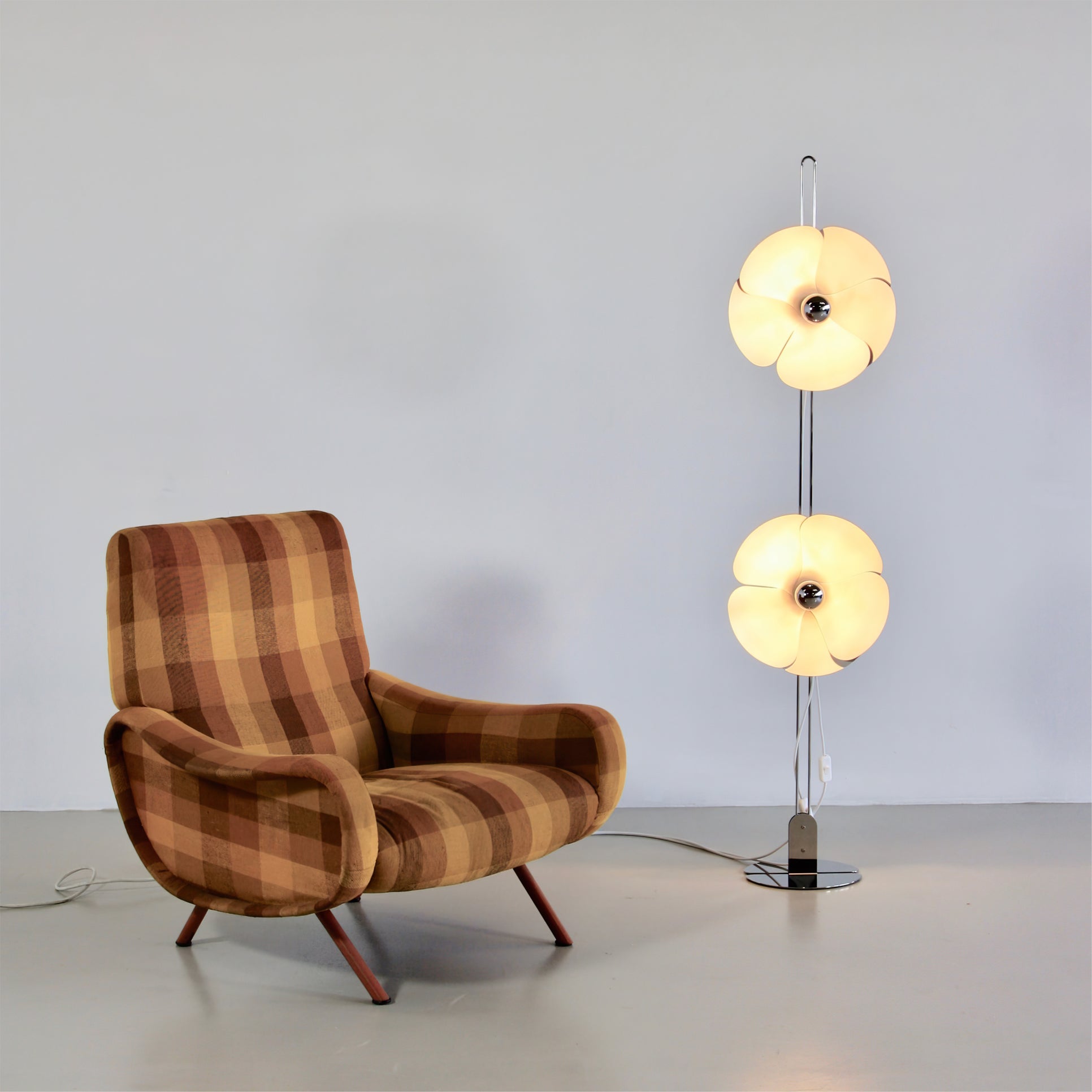 Lámpara de Pie Floral Plateada de 153 cm con Pantallas LED en Forma de Flor – Ideal para Salón y Espacios Modernos 1