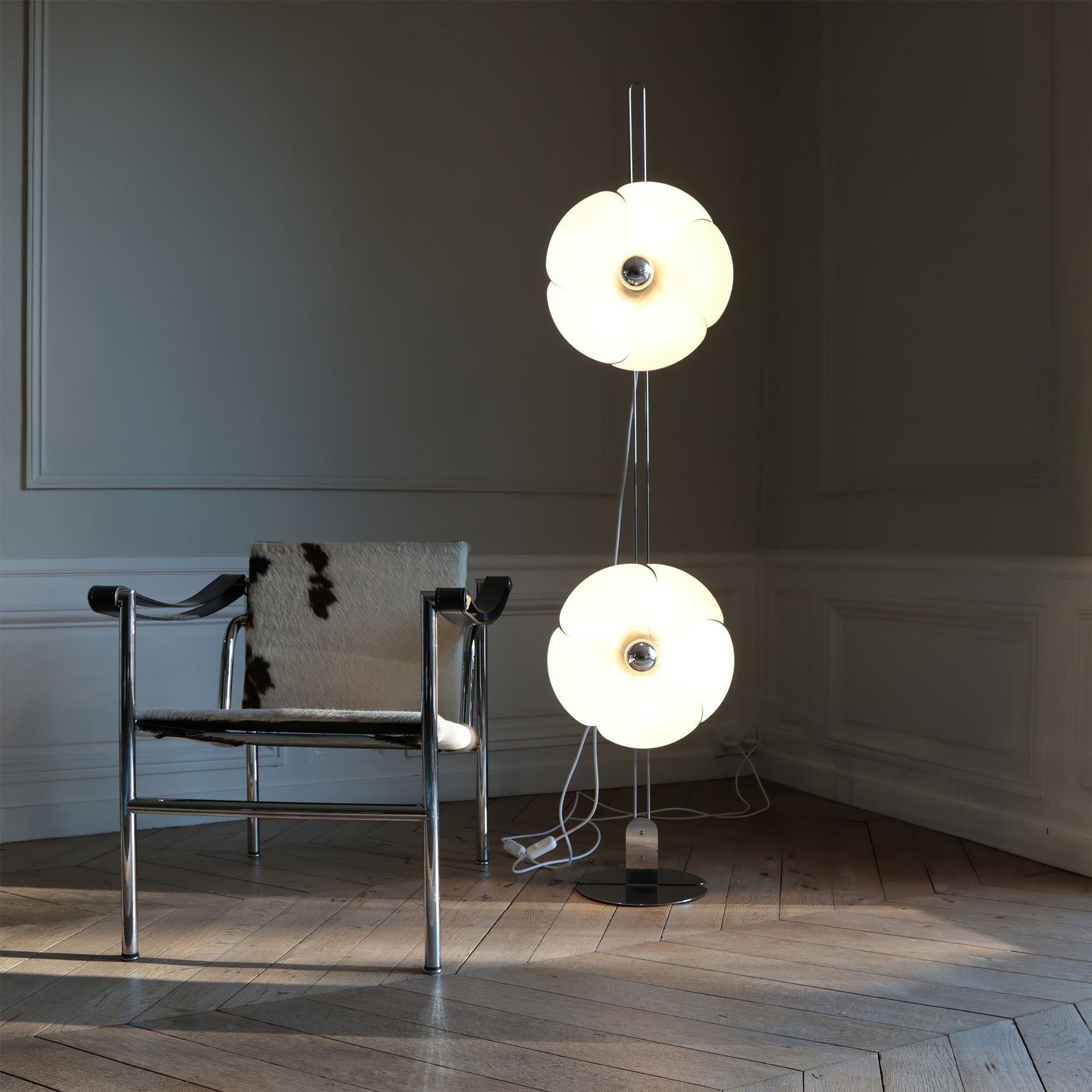 Lámpara de Pie Floral Plateada de 153 cm con Pantallas LED en Forma de Flor – Ideal para Salón y Espacios Modernos 2