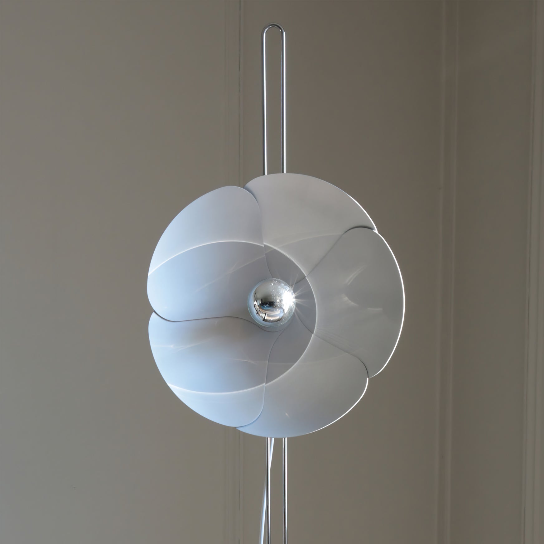 Lámpara de Pie Floral Plateada de 153 cm con Pantallas LED en Forma de Flor – Ideal para Salón y Espacios Modernos 3