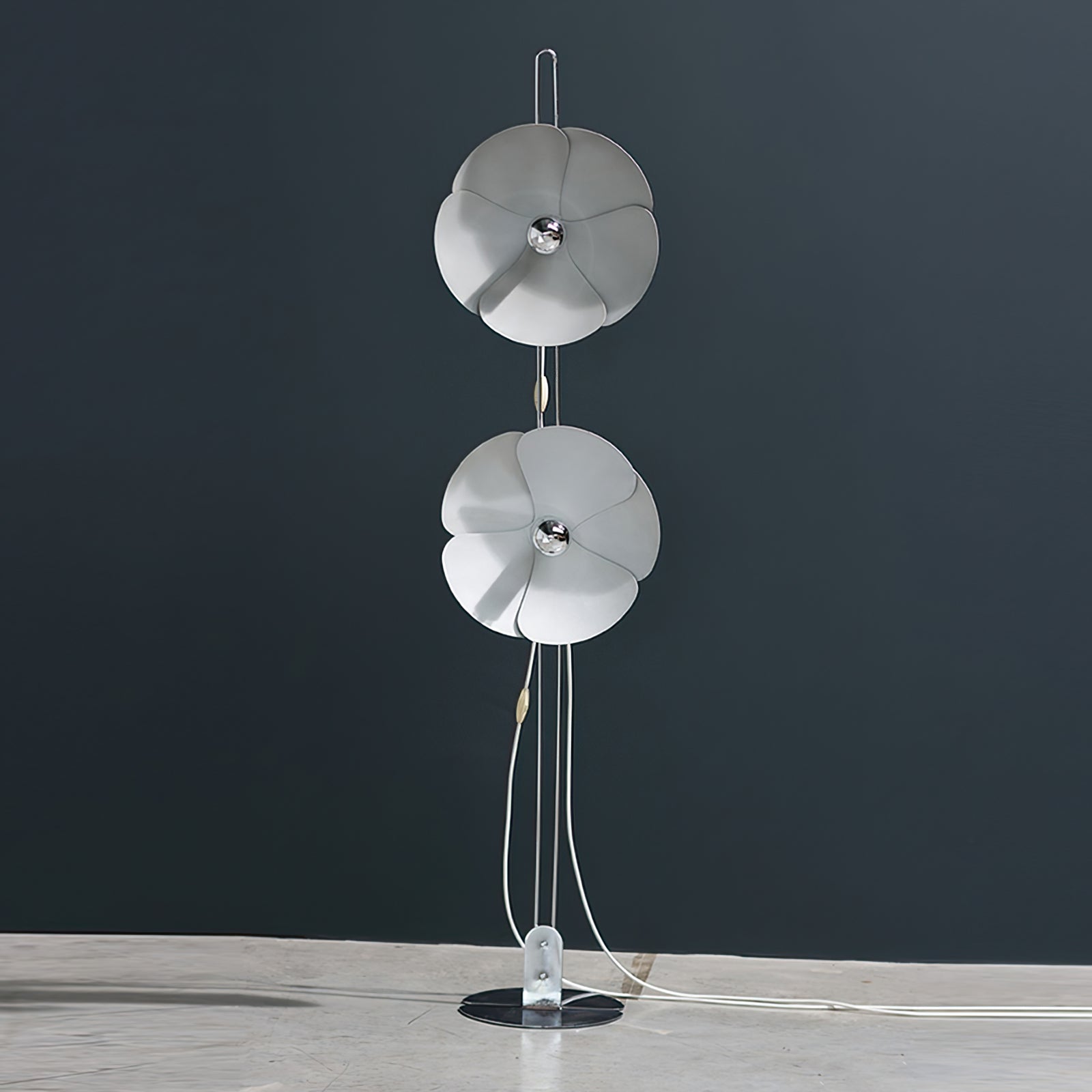 Lámpara de Pie Floral Plateada de 153 cm con Pantallas LED en Forma de Flor – Ideal para Salón y Espacios Modernos 4