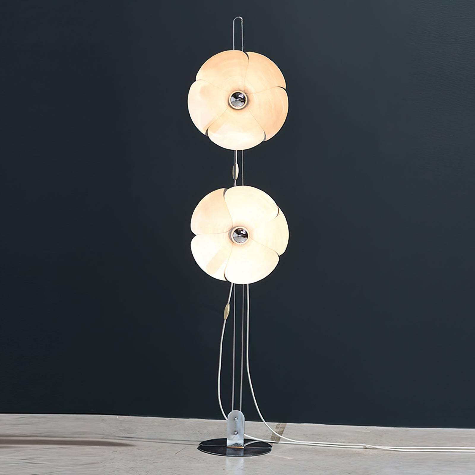 Lámpara de Pie Floral Plateada de 153 cm con Pantallas LED en Forma de Flor – Ideal para Salón y Espacios Modernos 5
