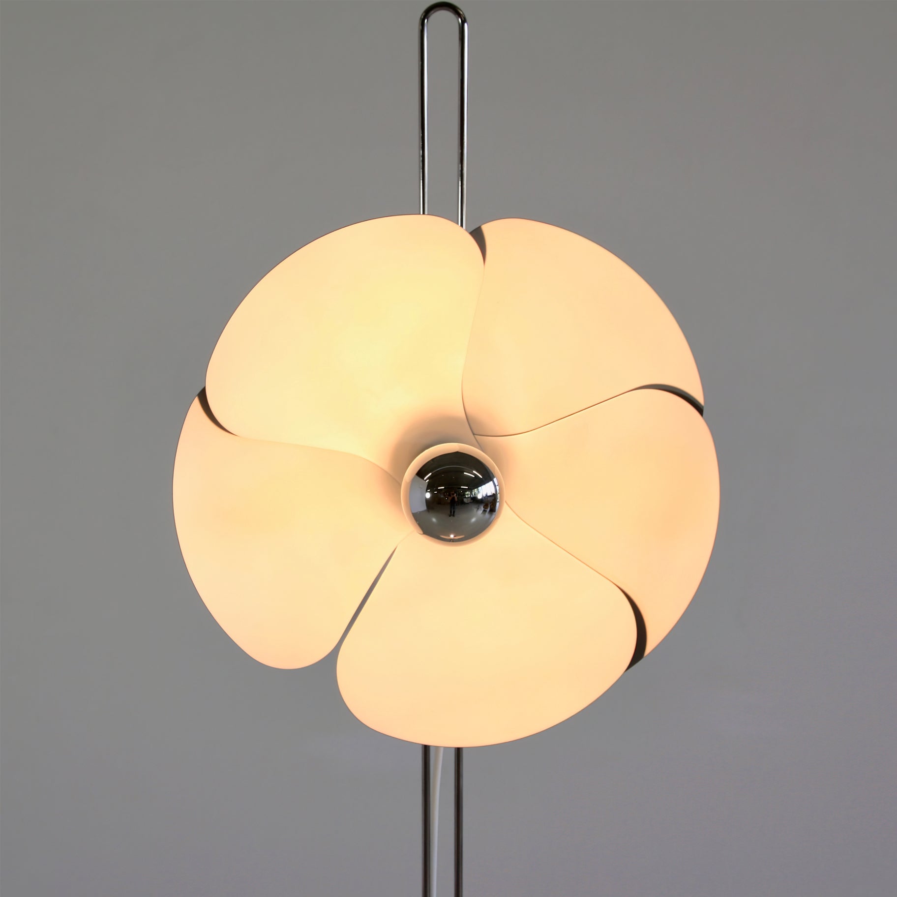 Lámpara de Pie Floral Plateada de 153 cm con Pantallas LED en Forma de Flor – Ideal para Salón y Espacios Modernos 7