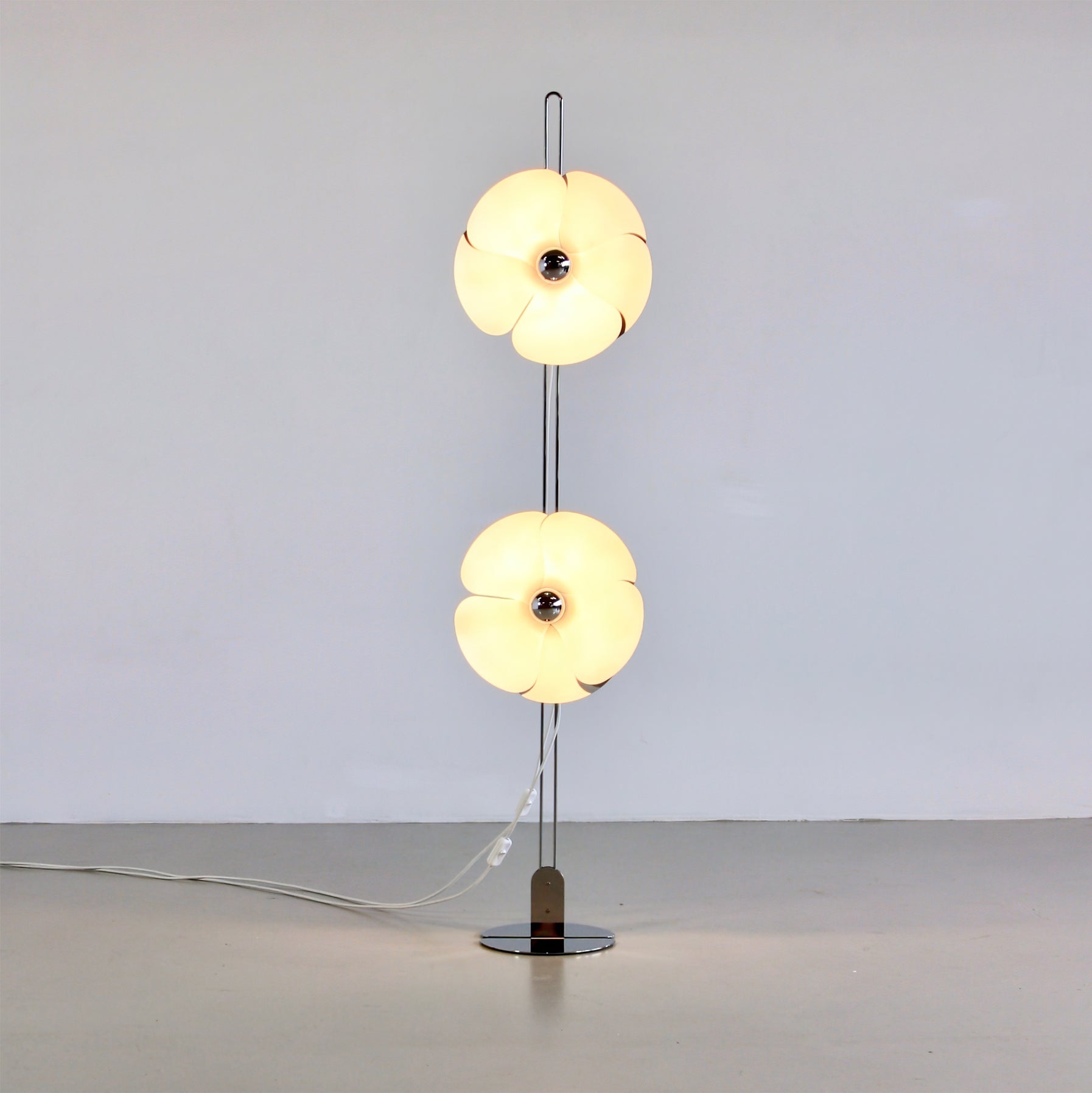 Lámpara de Pie Floral Plateada de 153 cm con Pantallas LED en Forma de Flor – Ideal para Salón y Espacios Modernos 8
