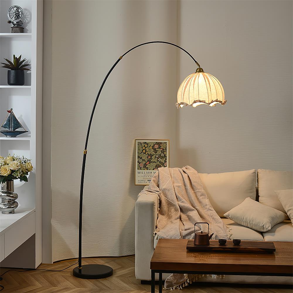 Lámpara de Pie Kimala con Pantalla de Tela y Base de Metal – Diseño Escultural y Elegante 0