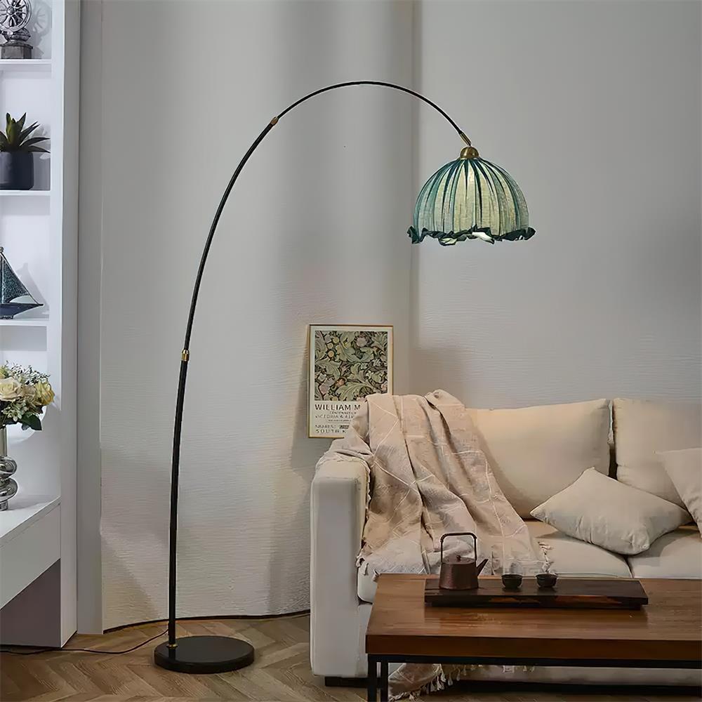 Lámpara de Pie Kimala con Pantalla de Tela y Base de Metal – Diseño Escultural y Elegante 3
