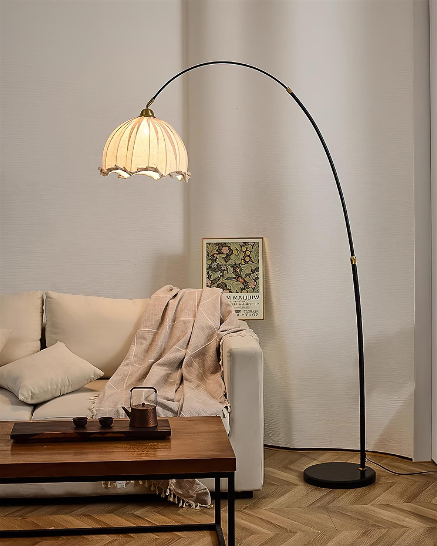 Lámpara de Pie Kimala con Pantalla de Tela y Base de Metal – Diseño Escultural y Elegante 5