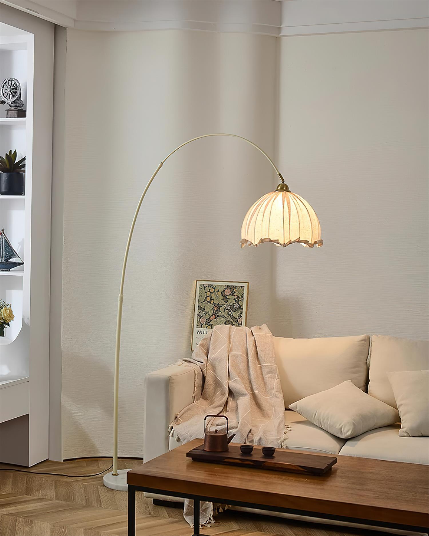 Lámpara de Pie Kimala con Pantalla de Tela y Base de Metal – Diseño Escultural y Elegante 7