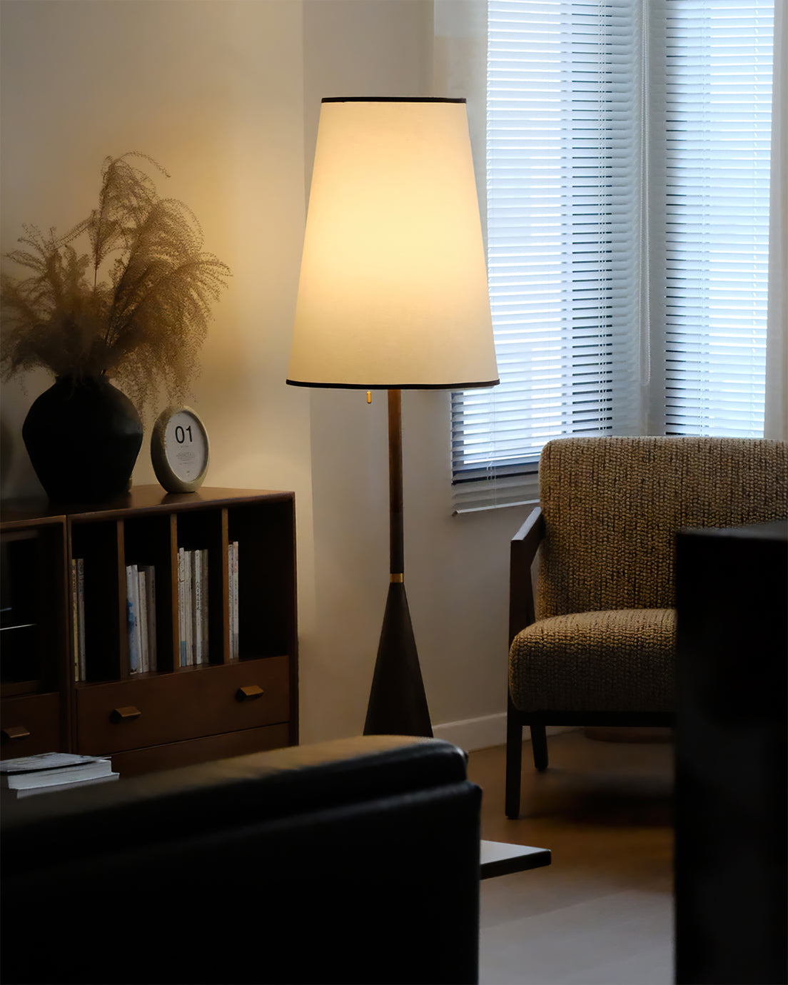 Lámpara de Pie Mezzo con Base de Madera y Pantalla de Tela – Iluminación Interior Elegante 7
