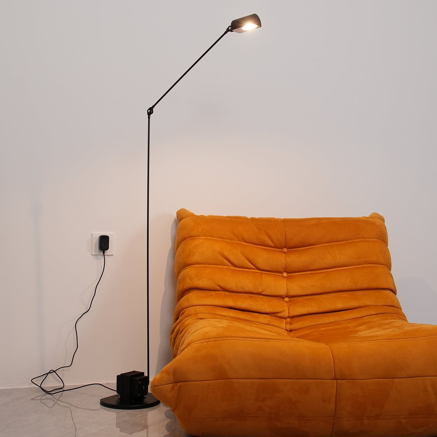 Lámpara de Pie Moderna Negra con Difusor Rotatorio y Brazo Ajustable para Salón - Iluminación LED Eficiente 5
