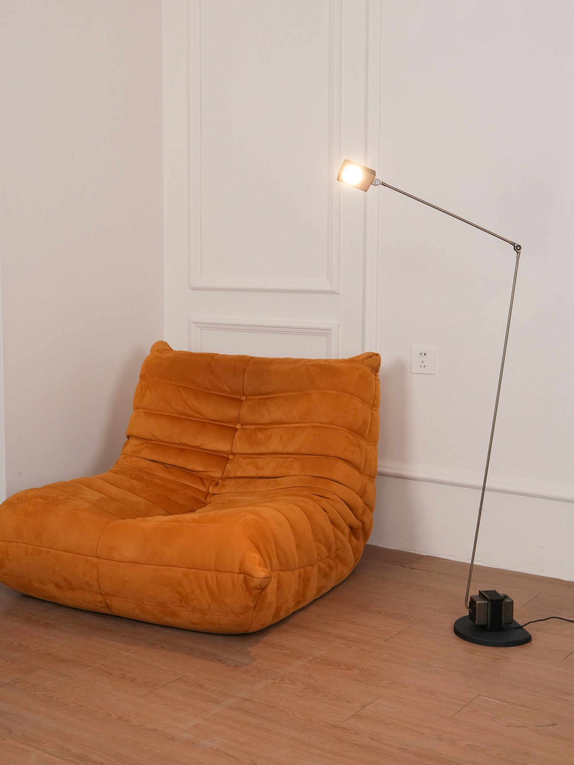 Lámpara de Pie Moderna Negra con Difusor Rotatorio y Brazo Ajustable para Salón - Iluminación LED Eficiente 8