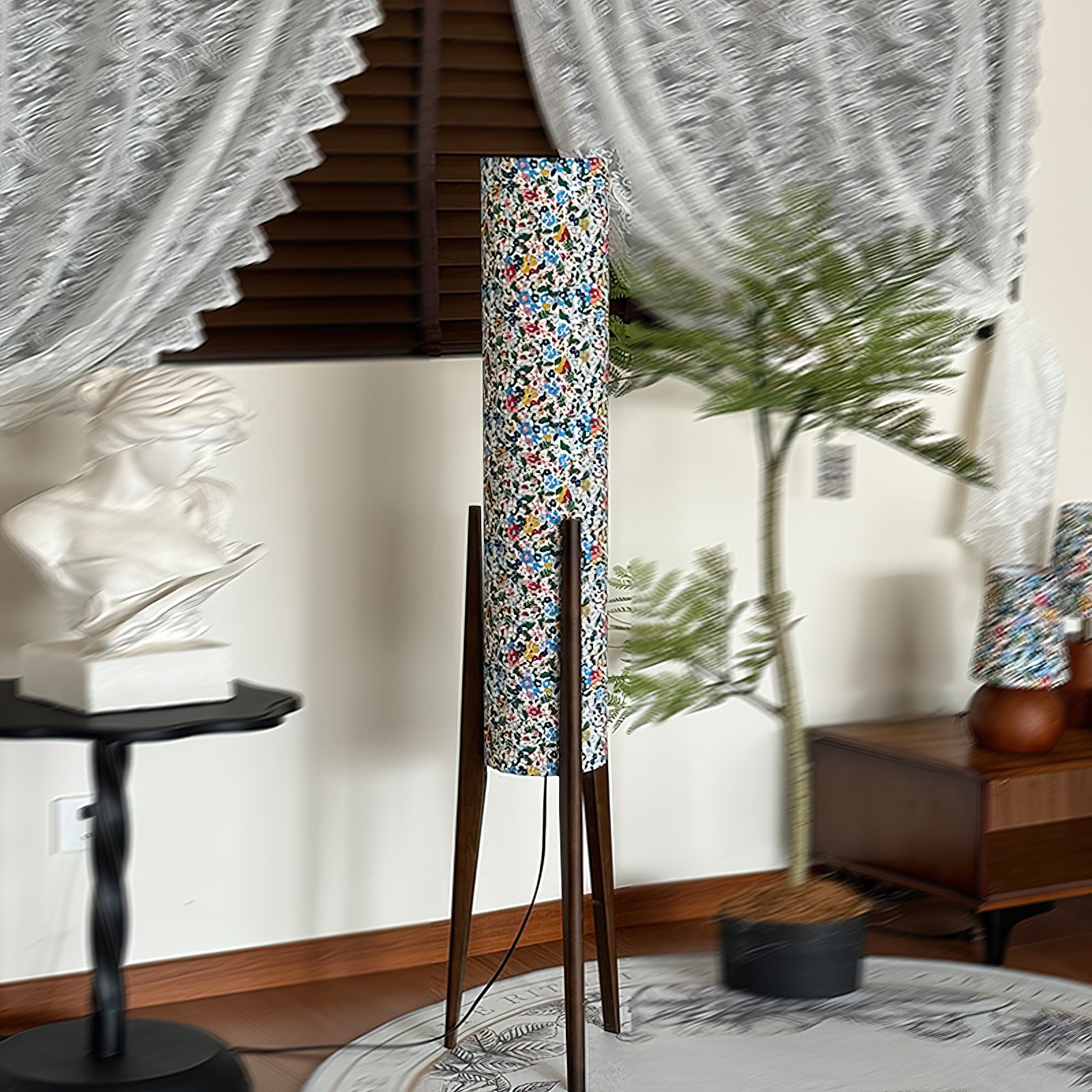 Lámpara de Pie Moderna con Base de Madera y Pantalla Colorida para Salón - Diseño Elegante y Funcional 2