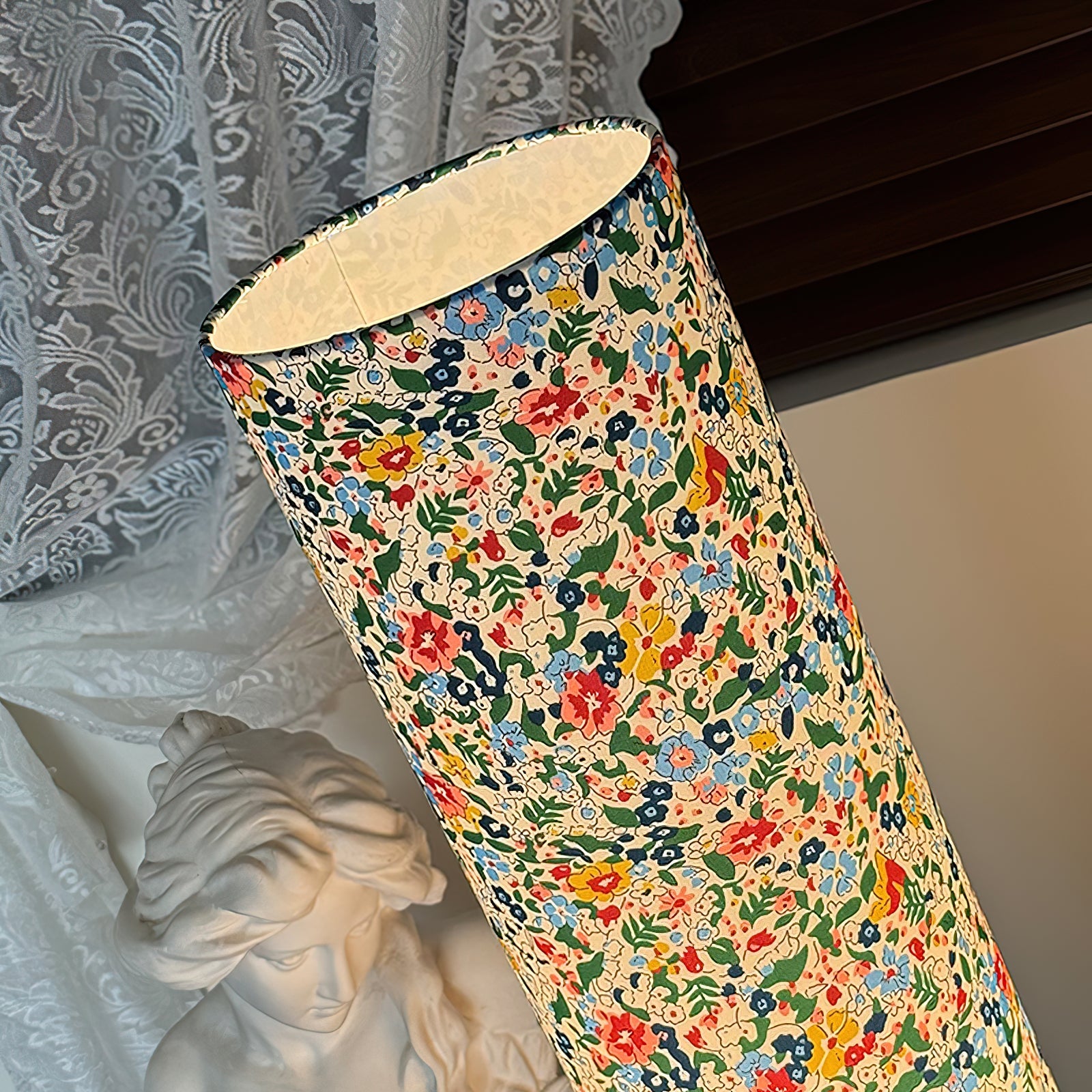 Lámpara de Pie Moderna con Base de Madera y Pantalla Colorida para Salón - Diseño Elegante y Funcional 5