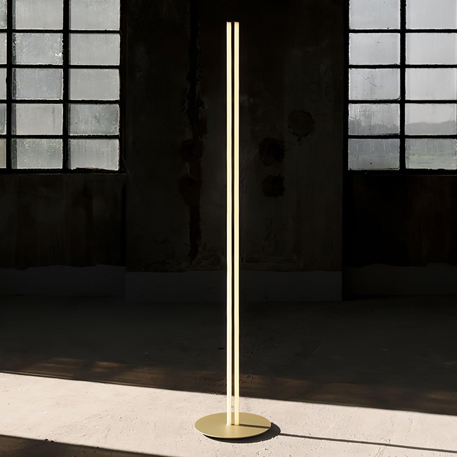 Lámpara de Pie Moderna con Luz LED Integrada y Diseño Geométrico - Acabados en Oro y Negro 3