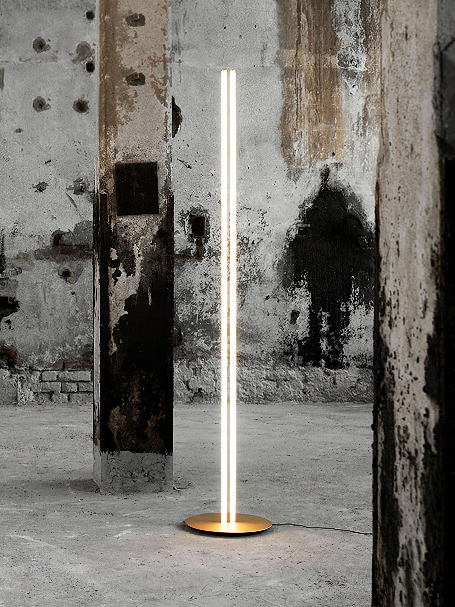 Lámpara de Pie Moderna con Luz LED Integrada y Diseño Geométrico - Acabados en Oro y Negro 4