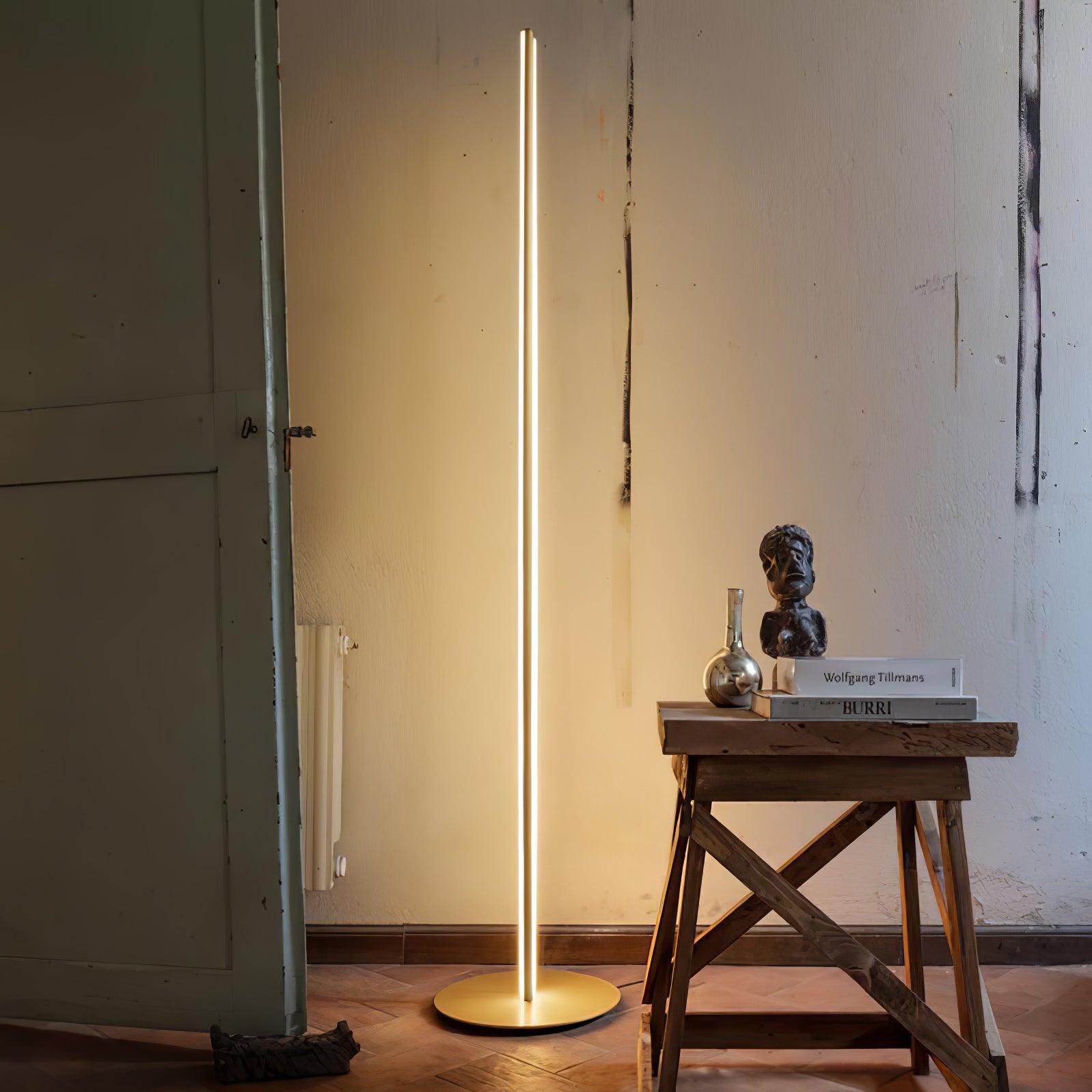 Lámpara de Pie Moderna con Luz LED Integrada y Diseño Geométrico - Acabados en Oro y Negro 5
