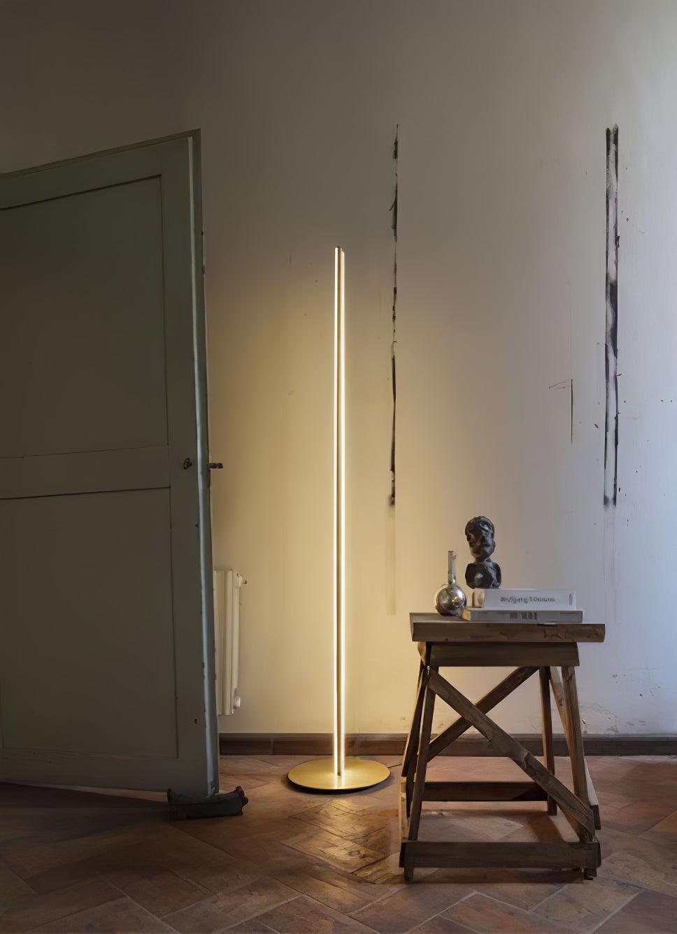 Lámpara de Pie Moderna con Luz LED Integrada y Diseño Geométrico - Acabados en Oro y Negro 7