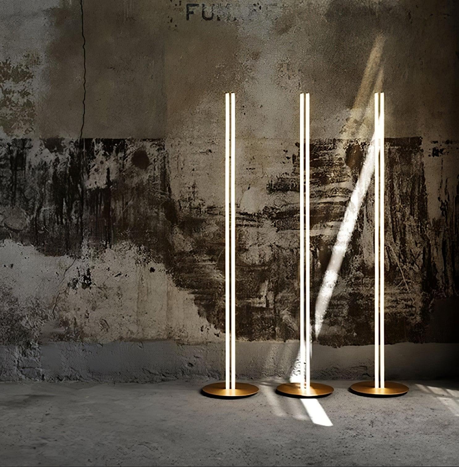 Lámpara de Pie Moderna con Luz LED Integrada y Diseño Geométrico - Acabados en Oro y Negro 8