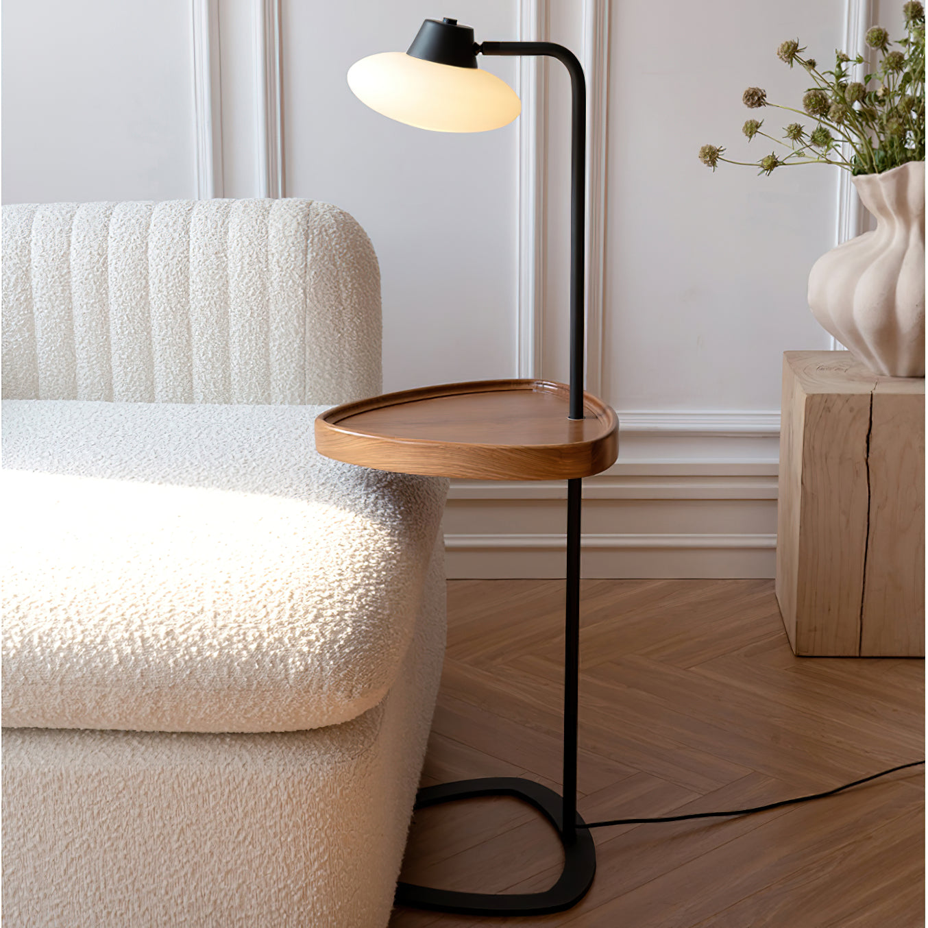 Lámpara de Pie Moderna con Pantalla de Vidrio y Base de Madera - Diseño Compacto y Elegante 2