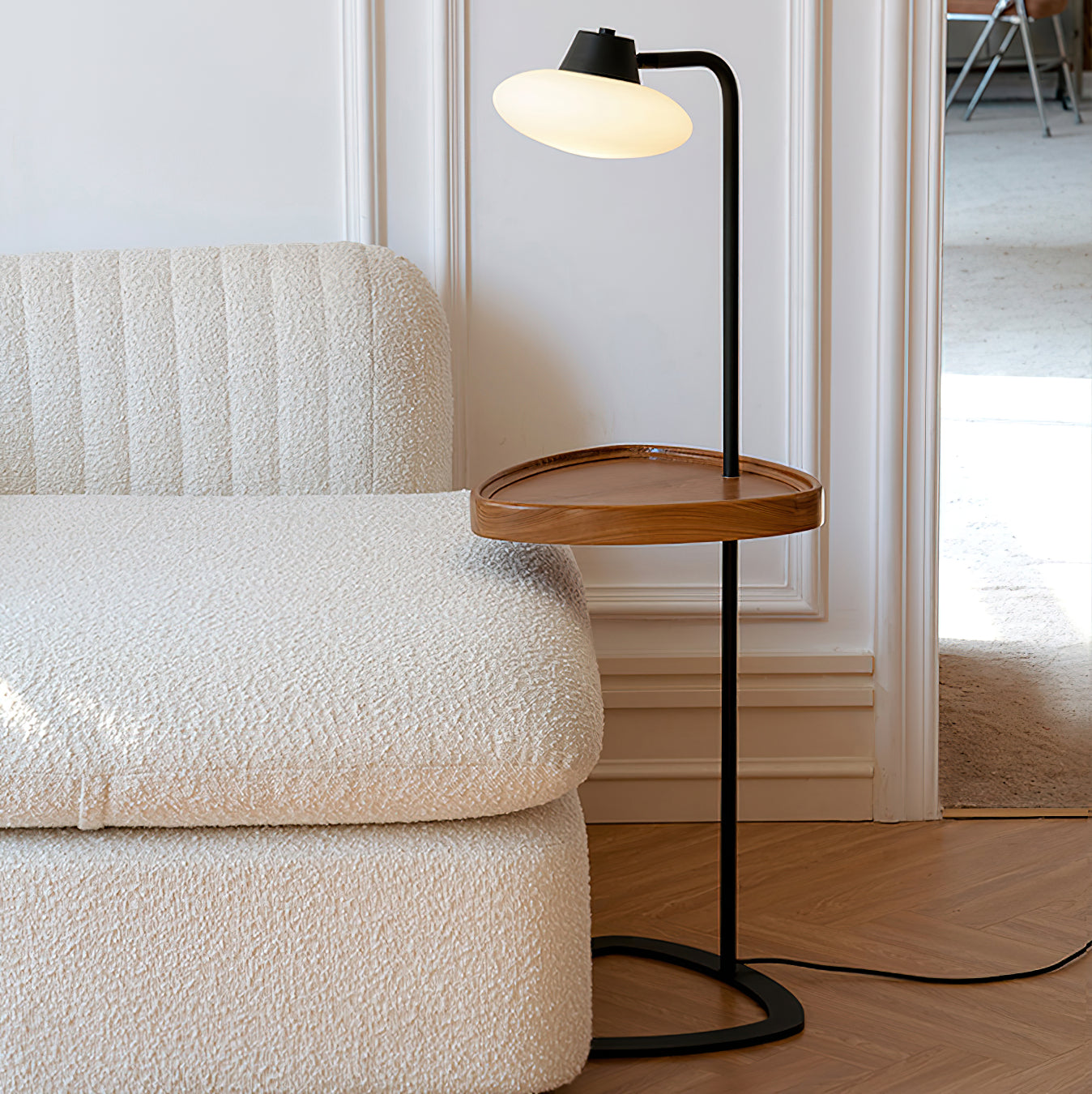 Lámpara de Pie Moderna con Pantalla de Vidrio y Base de Madera - Diseño Compacto y Elegante 3
