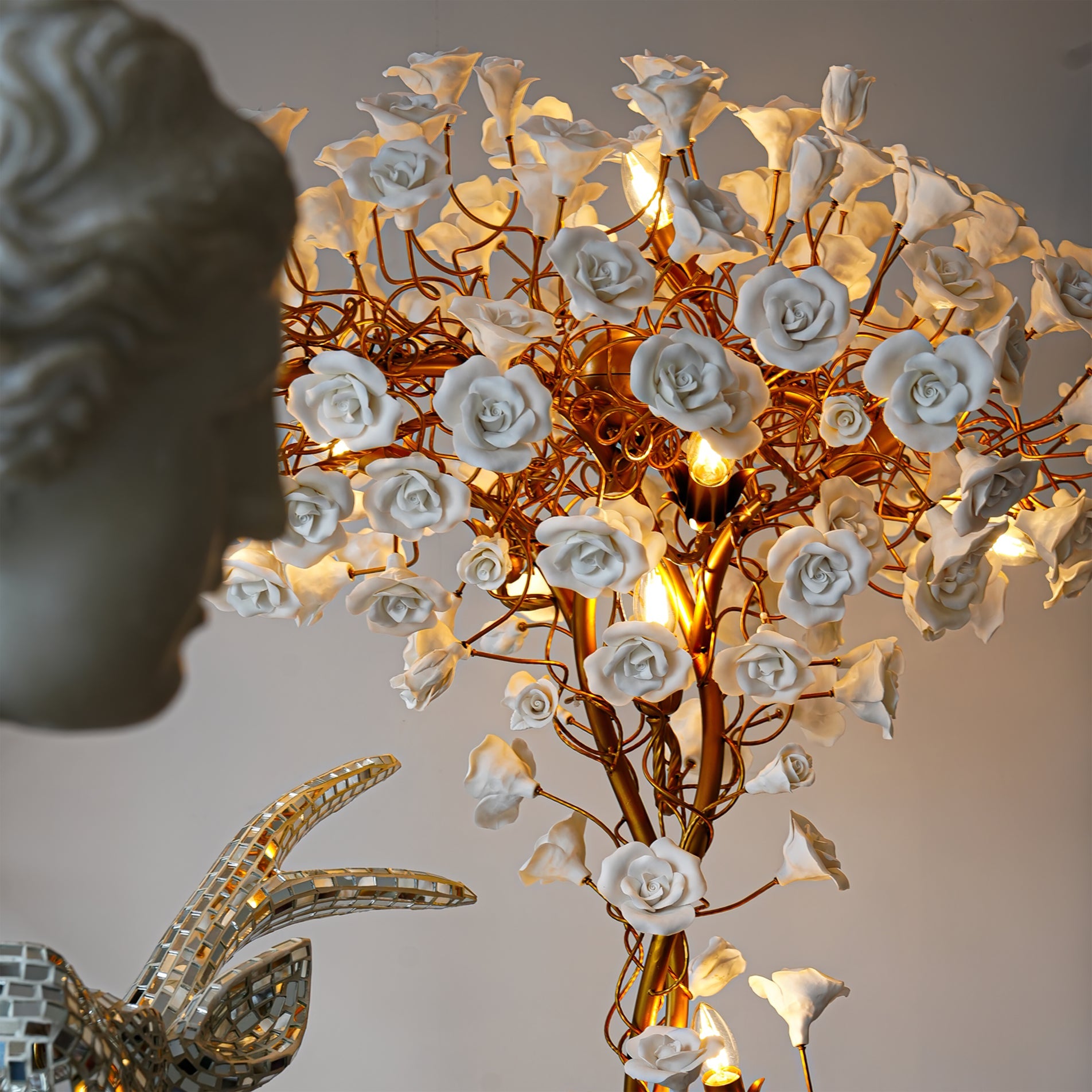 Lámpara de Pie Moderna de Cerámica con Diseño Floral para Salón - Base de Mármol, Compatible con LED y Bombillas Edison 3
