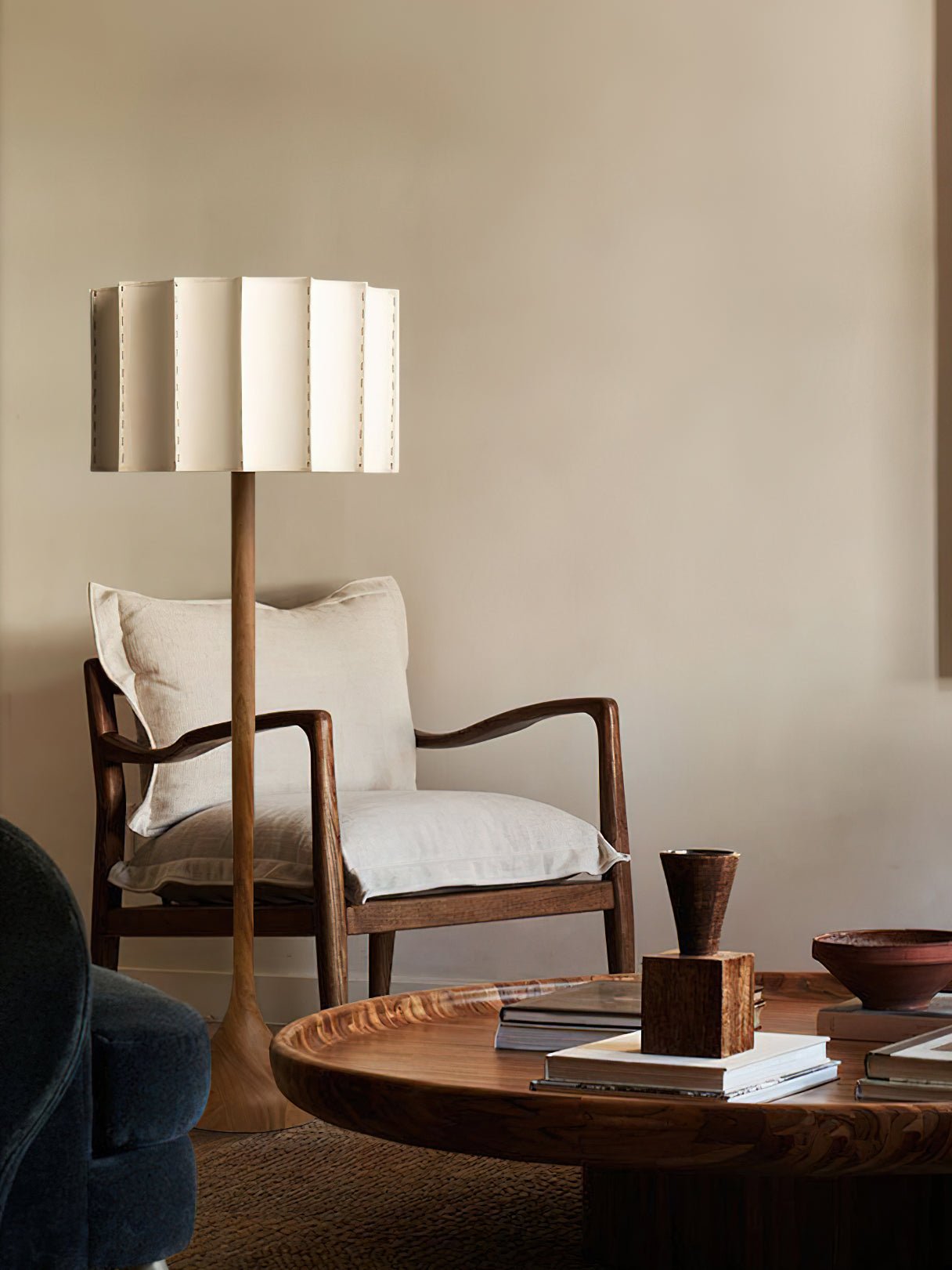 Lámpara de Pie Moderna de Madera con Pantalla Beige para Salón – Diseño Contemporáneo y Iluminación Acogedora 5