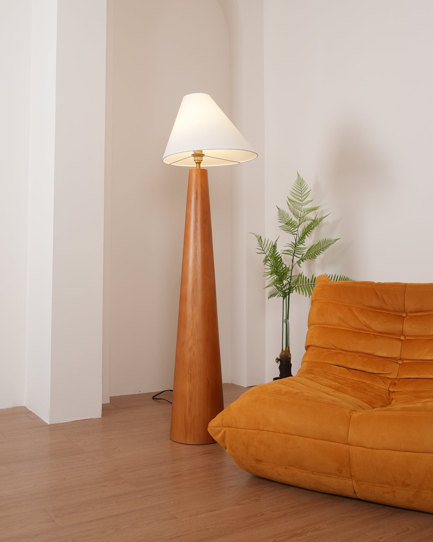 Lámpara de Pie Moderna de Madera con Pantalla de Lino para Salón – Iluminación Elegante y Funcional 4