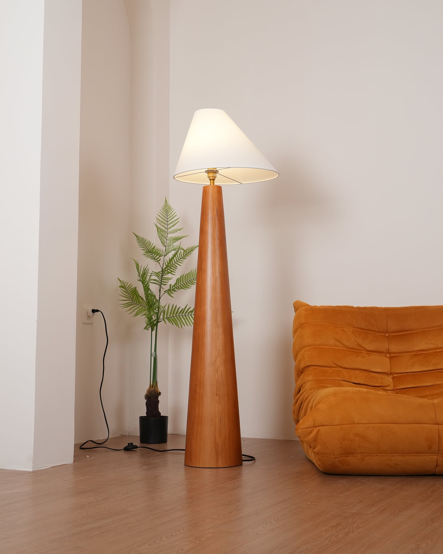 Lámpara de Pie Moderna de Madera con Pantalla de Lino para Salón – Iluminación Elegante y Funcional 6