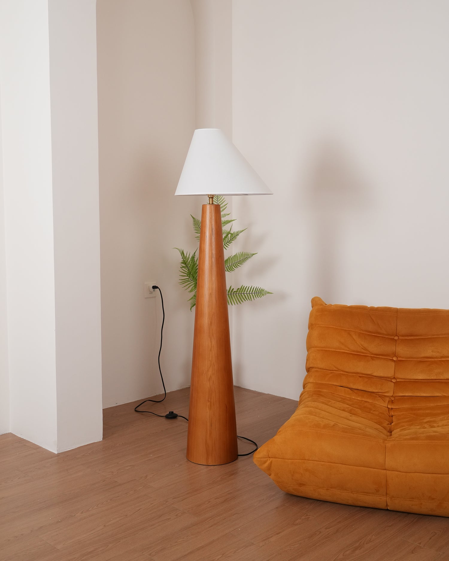 Lámpara de Pie Moderna de Madera con Pantalla de Lino para Salón – Iluminación Elegante y Funcional 7