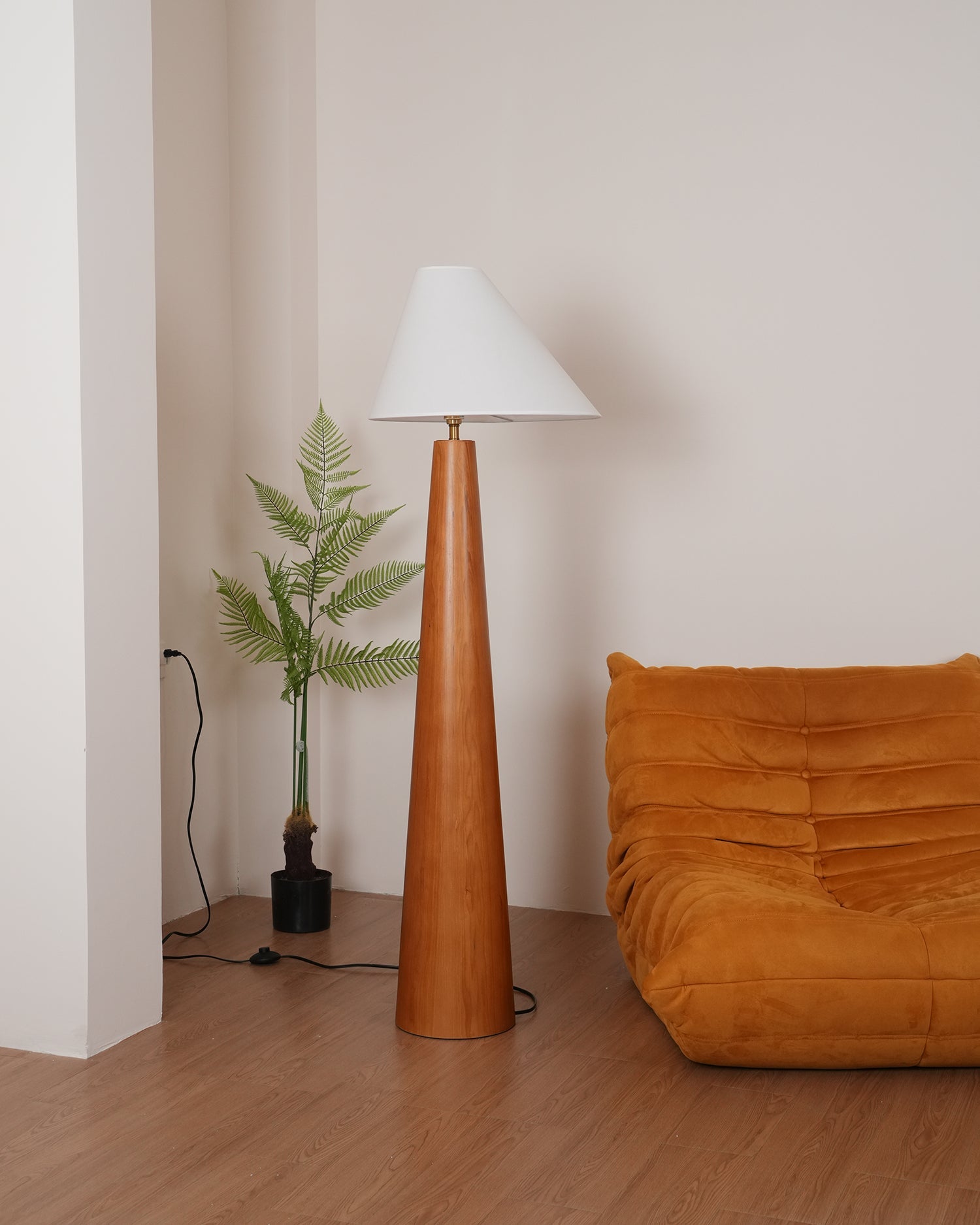 Lámpara de Pie Moderna de Madera con Pantalla de Lino para Salón – Iluminación Elegante y Funcional 8