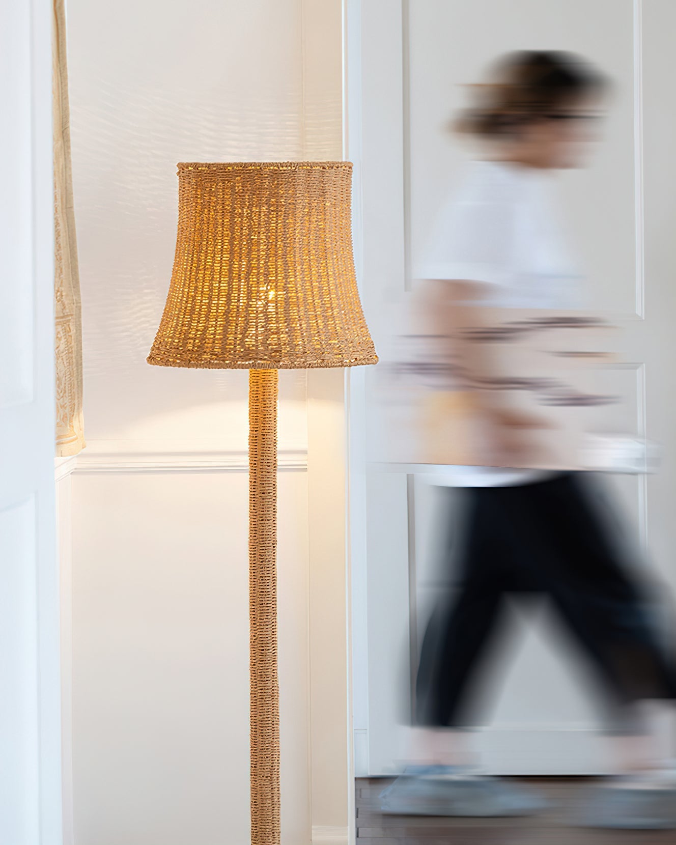 Lámpara de Pie Moderna de Ratan para Salón, Iluminación LED Artesanal, Diseño Elegante y Natural, 140 cm de Alto 6