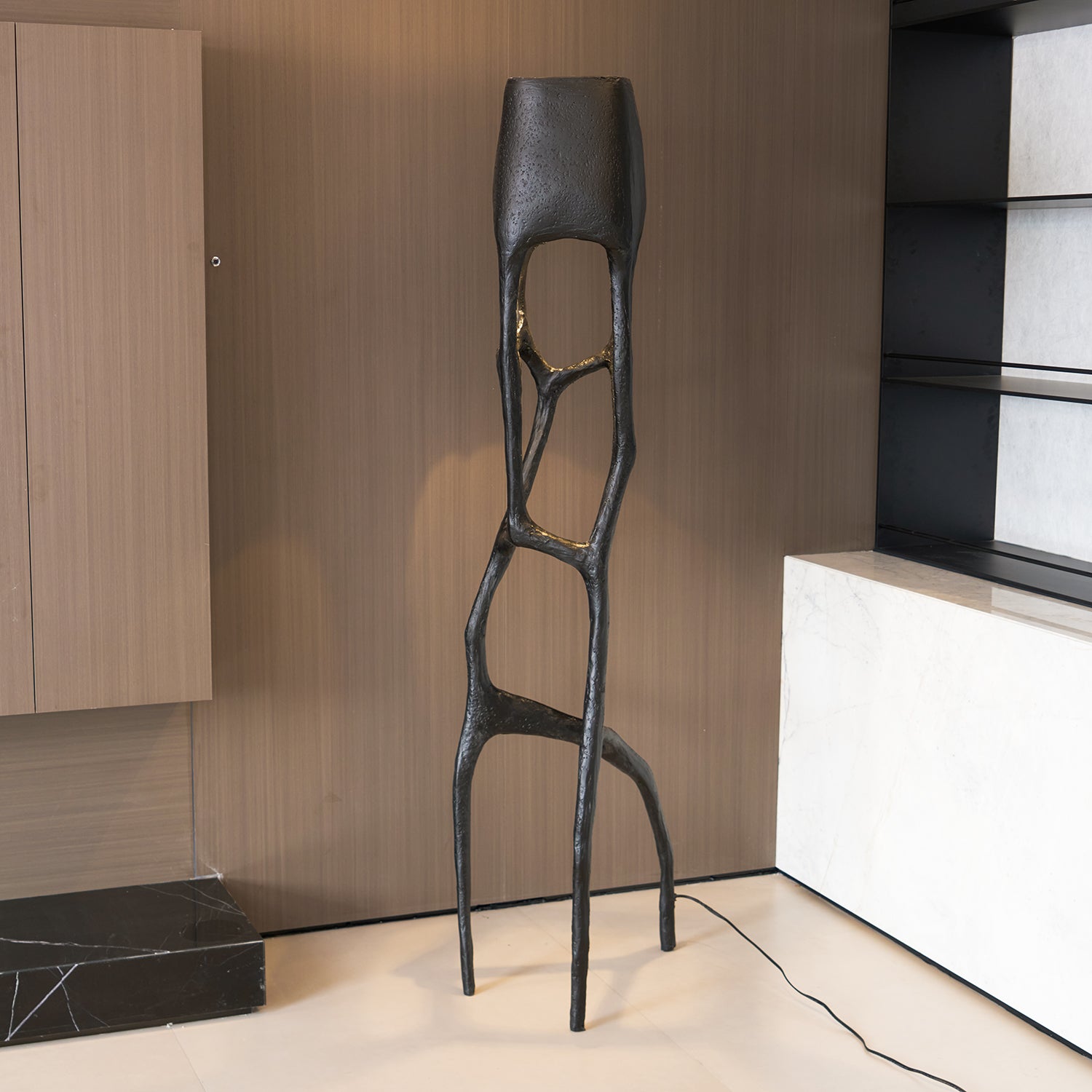 Lámpara de Pie Negra Escultural Moderna con Base de Metal y Plástico Reforzado para Interiores 4