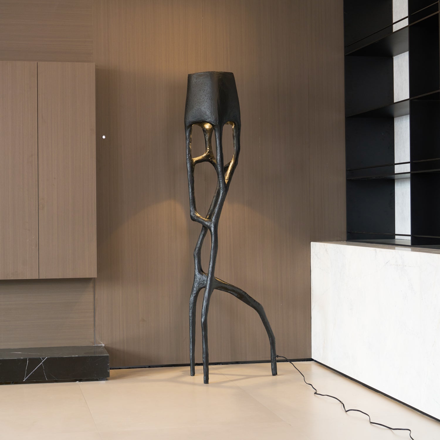 Lámpara de Pie Negra Escultural Moderna con Base de Metal y Plástico Reforzado para Interiores 5