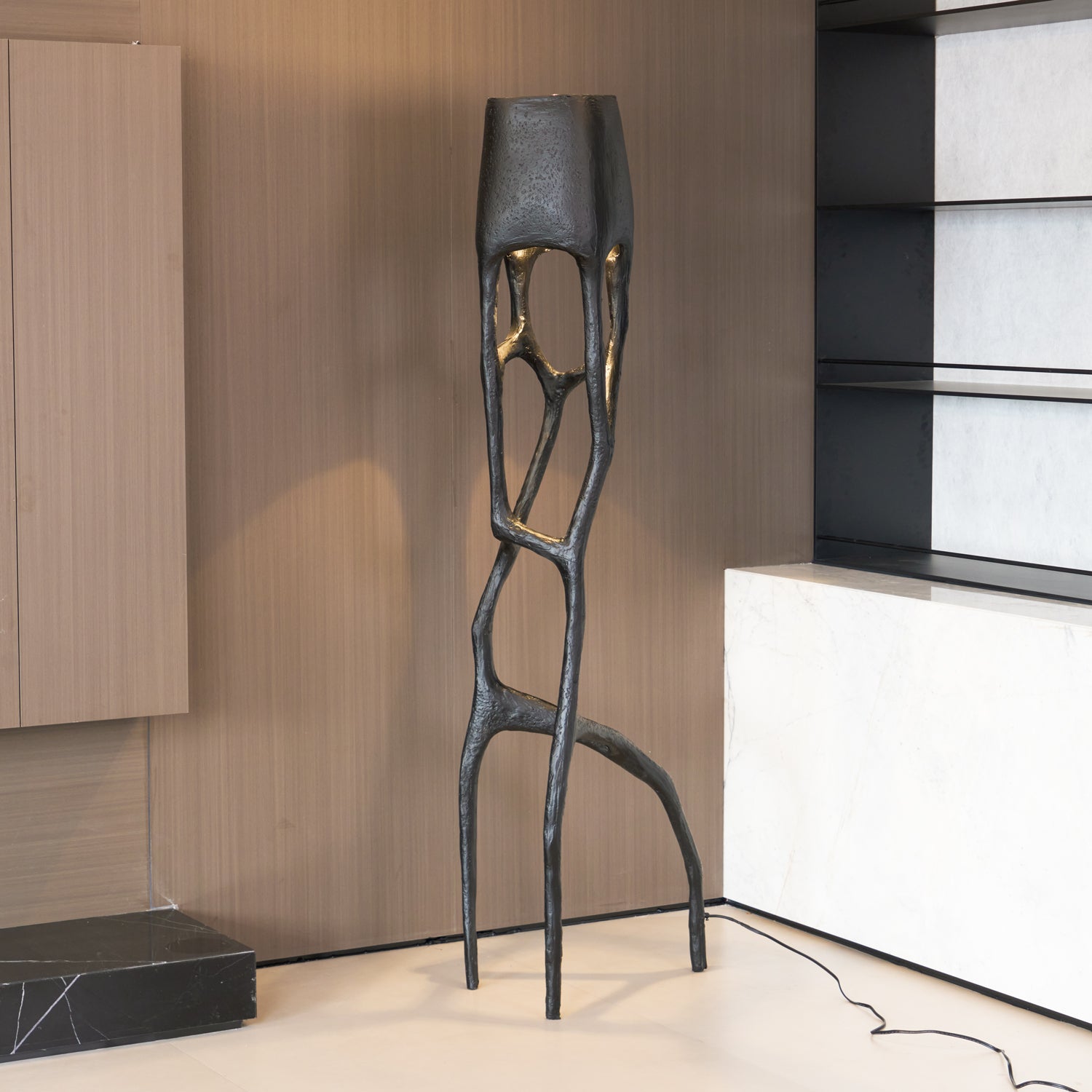 Lámpara de Pie Negra Escultural Moderna con Base de Metal y Plástico Reforzado para Interiores 6