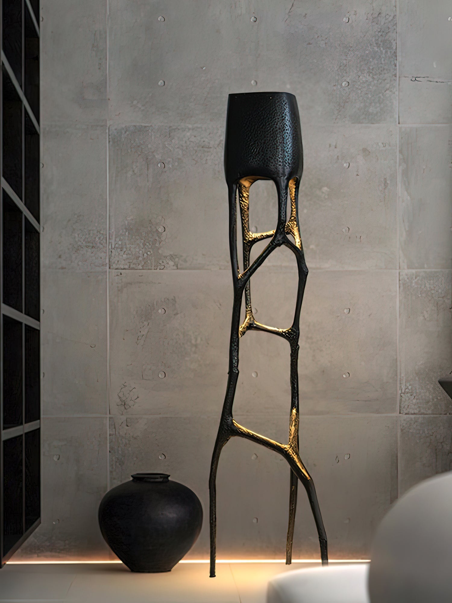 Lámpara de Pie Negra Escultural Moderna con Base de Metal y Plástico Reforzado para Interiores 8