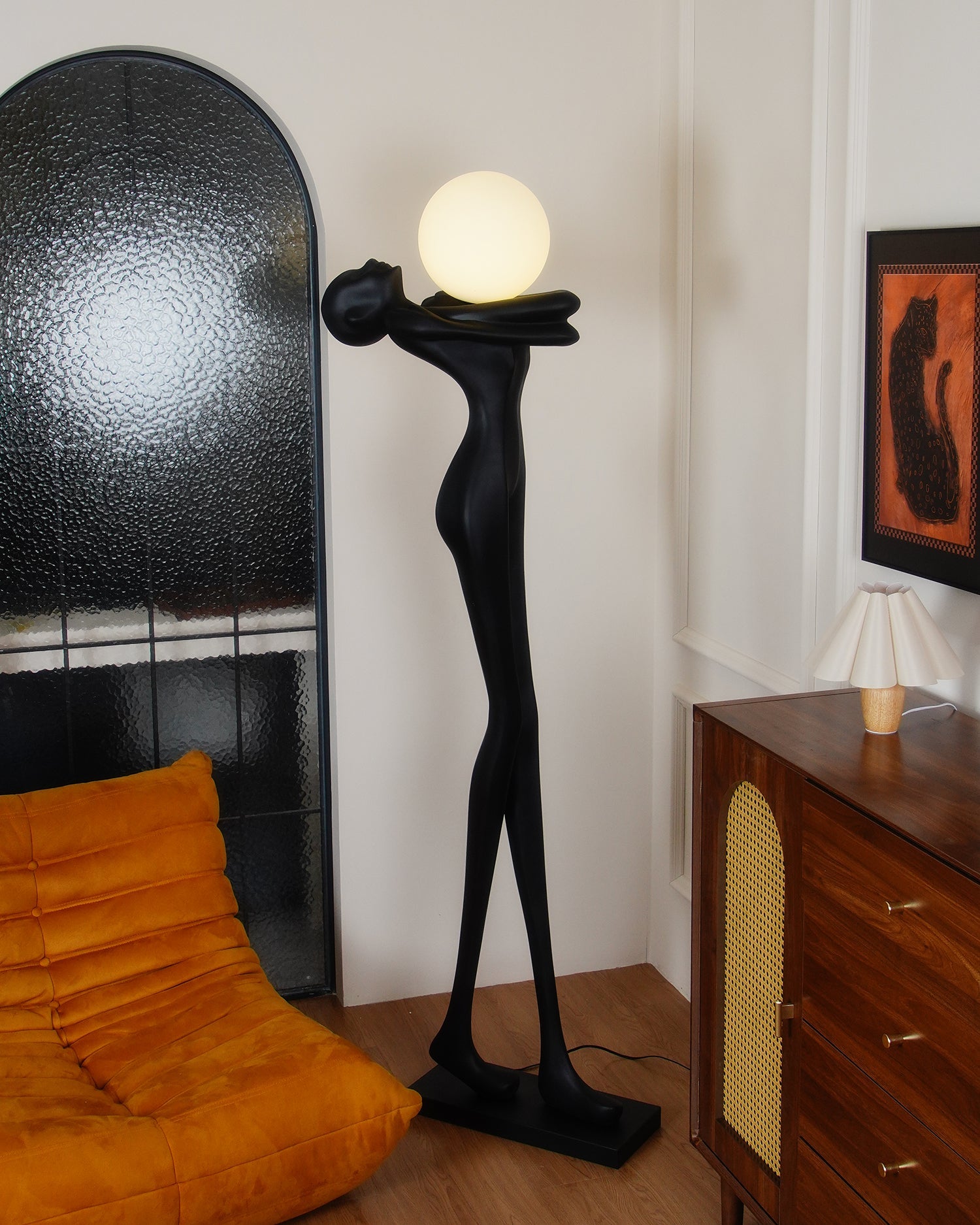 Lámpara de Pie Negra Escultural Moderna para Salón – Diseño Minimalista y Acabado en Resina y Vidrio 8