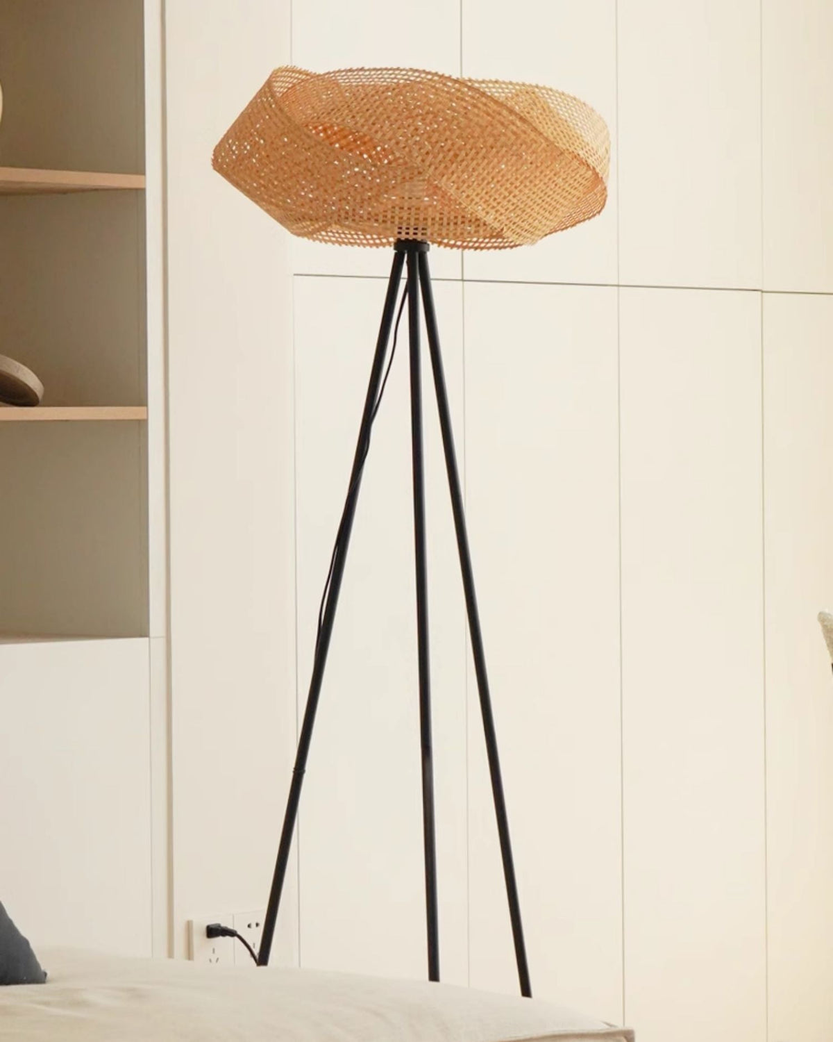 Novra - Lámpara de Pie Negra Moderna de Ratan Natural y Metal - Diseño Elegante para Salón y Habitaciones