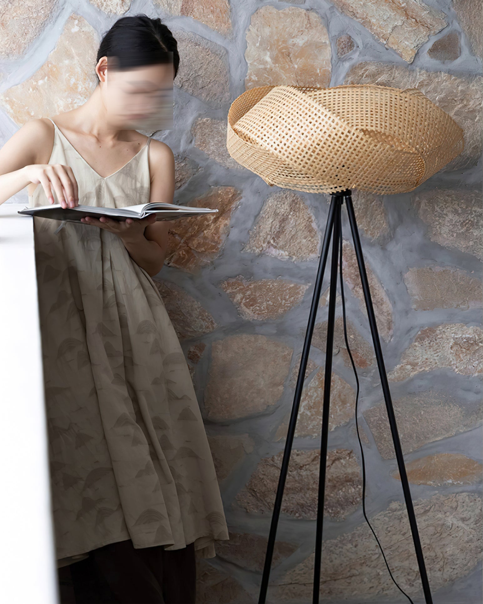 Lámpara de Pie Negra Moderna de Ratan Natural y Metal - Diseño Elegante para Salón y Habitaciones 6