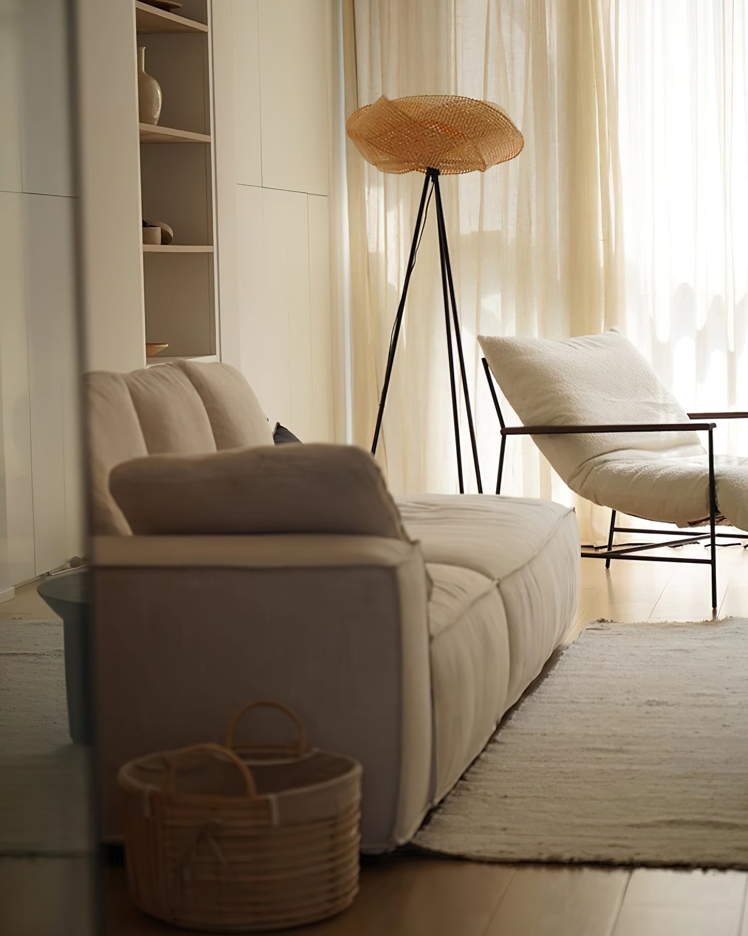 Lámpara de Pie Negra Moderna de Ratan Natural y Metal - Diseño Elegante para Salón y Habitaciones 7