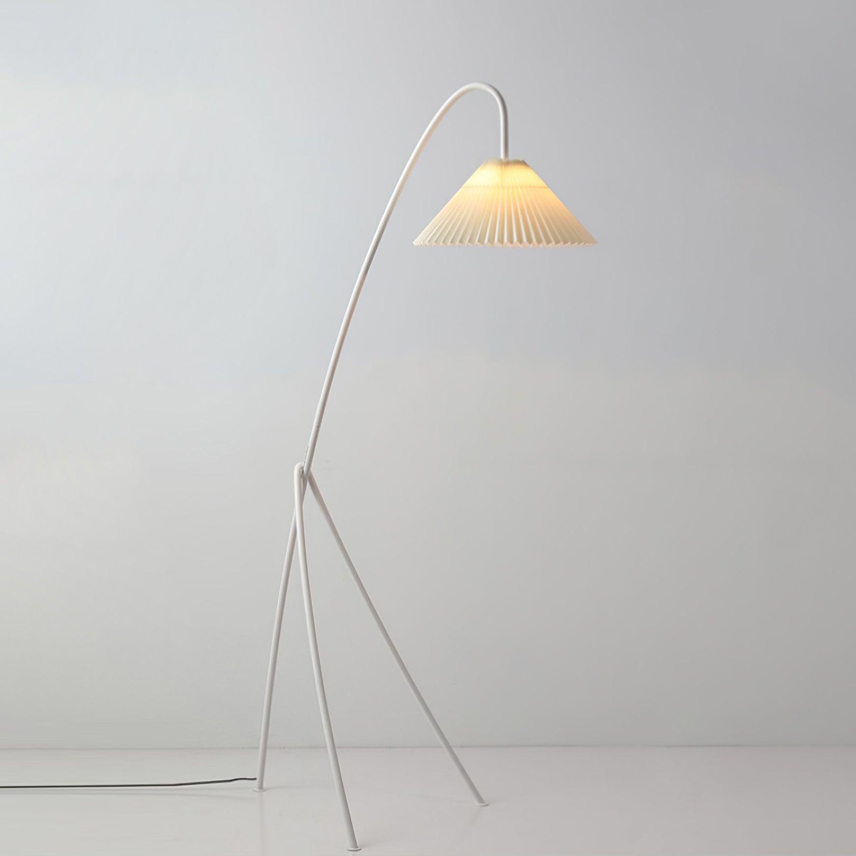 Lámpara de Pie Plisada Tove con Base Tripode – Diseño Elegante y Luz Cálida 10
