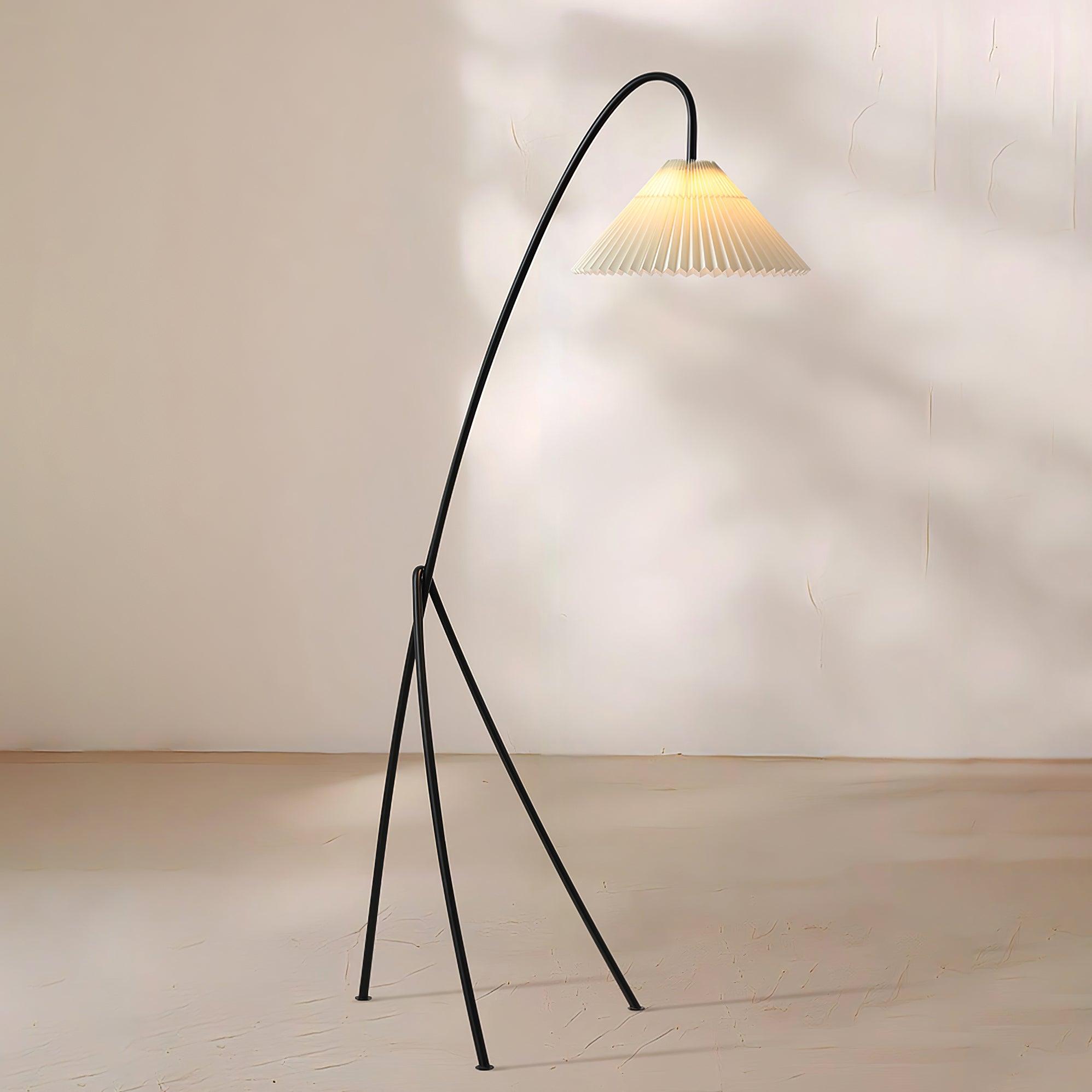 Lámpara de Pie Plisada Tove con Base Tripode – Diseño Elegante y Luz Cálida 2