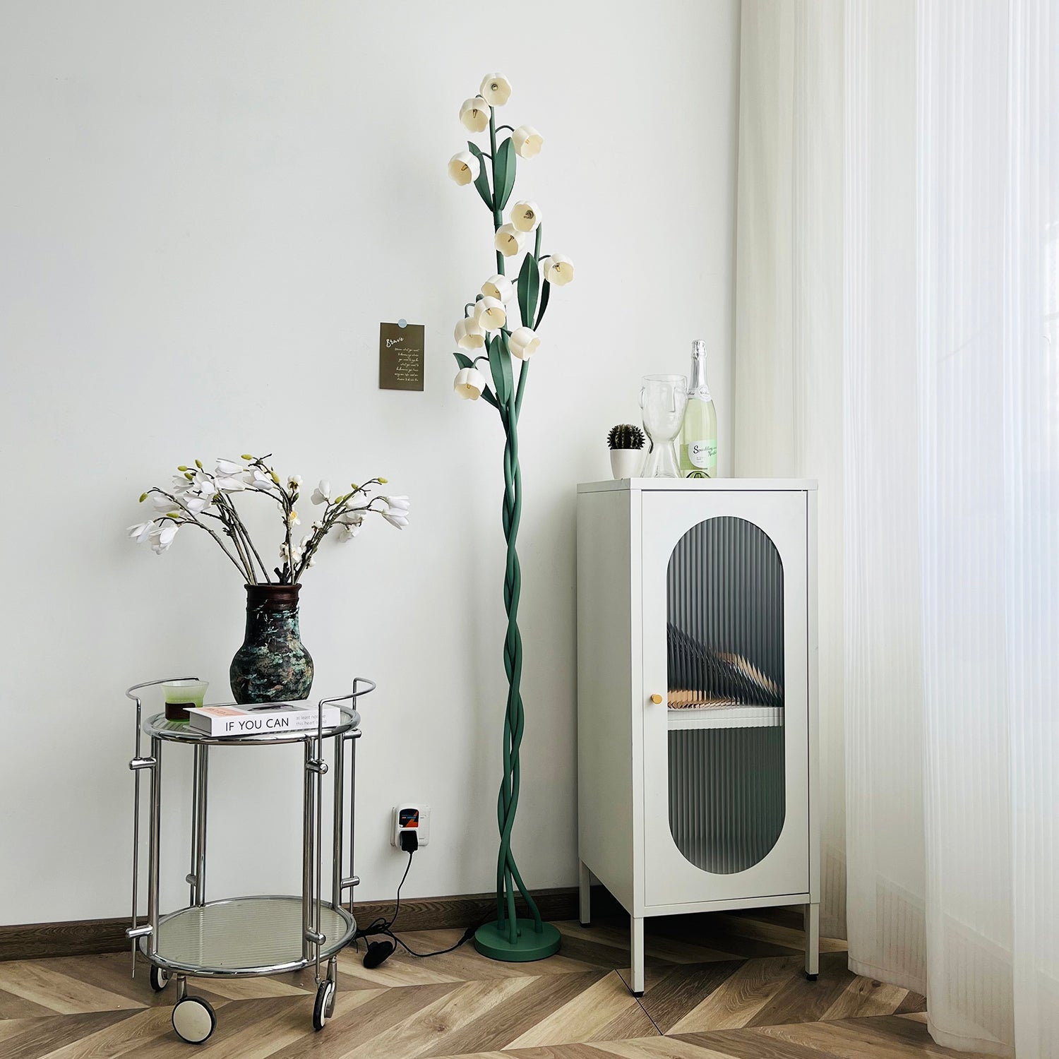 Lámpara de Pie Sara Orchid con Diseño Botánico y Luz Suave – Verde y Blanco 1