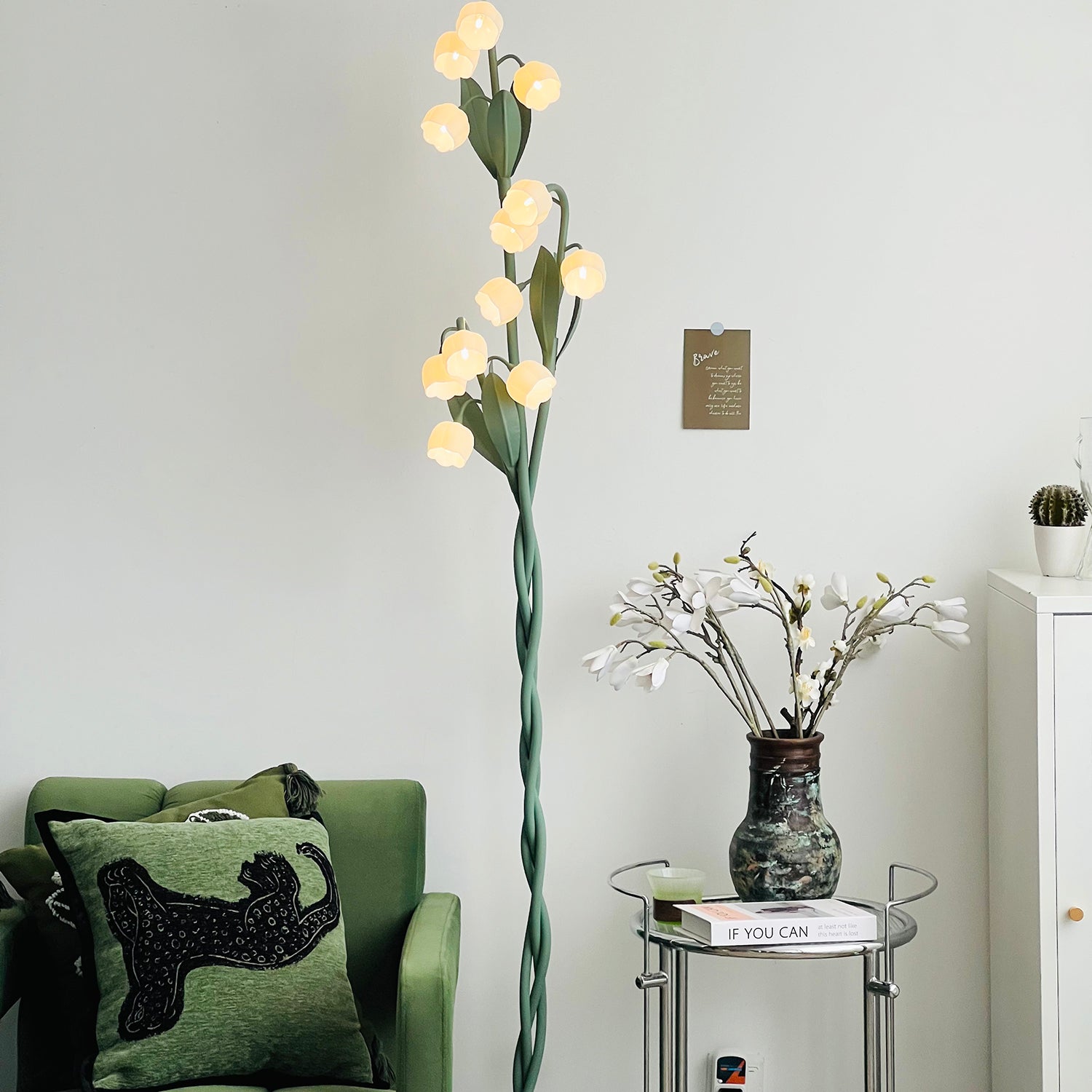 Lámpara de Pie Sara Orchid con Diseño Botánico y Luz Suave – Verde y Blanco 8