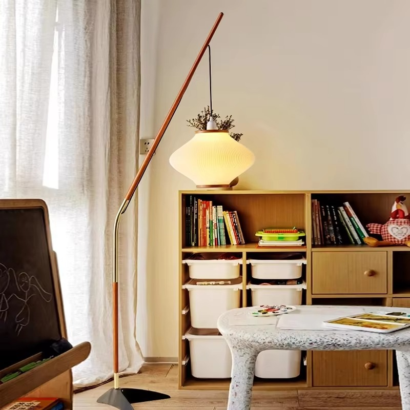 Lámpara de Pie de Estilo Medieval con Pantalla de Tela y Brazo de Madera – Ideal para Iluminar Espacios Acogedores 0
