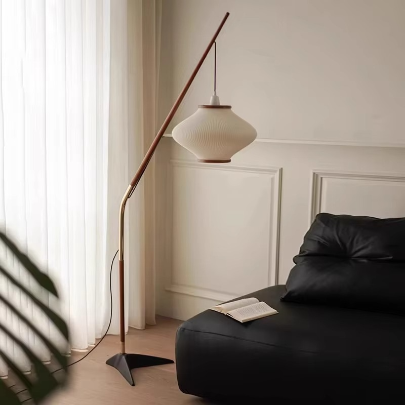 Lámpara de Pie de Estilo Medieval con Pantalla de Tela y Brazo de Madera – Ideal para Iluminar Espacios Acogedores 1