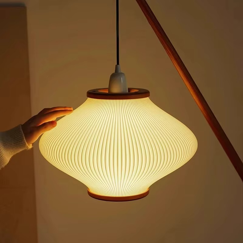 Lámpara de Pie de Estilo Medieval con Pantalla de Tela y Brazo de Madera – Ideal para Iluminar Espacios Acogedores 4