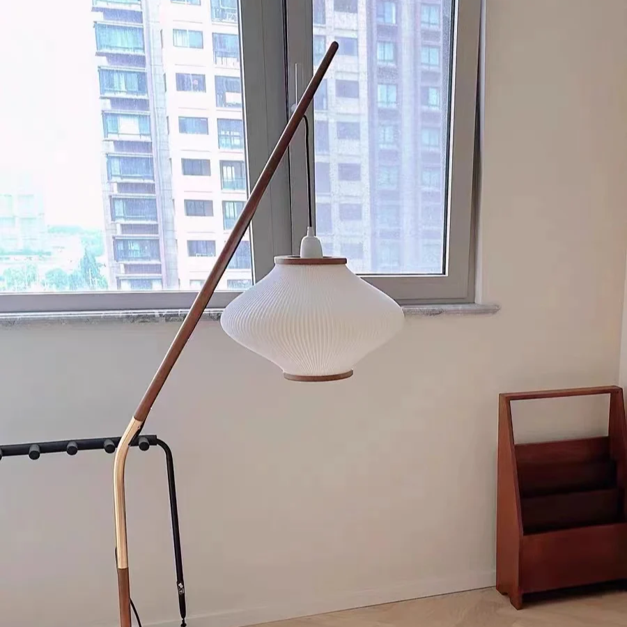 Lámpara de Pie de Estilo Medieval con Pantalla de Tela y Brazo de Madera – Ideal para Iluminar Espacios Acogedores 6