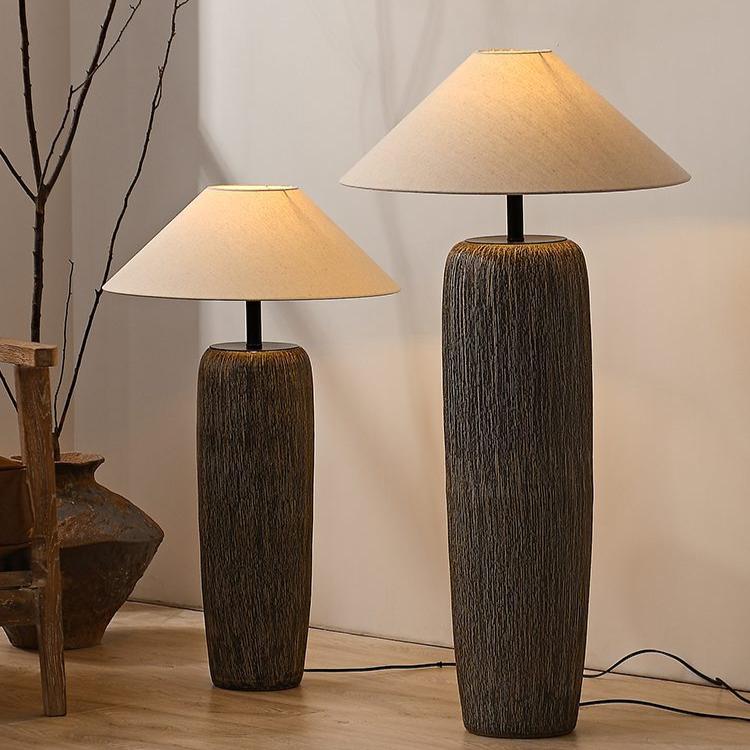 Lámpara de Pie de Madera Envejecida con Diseño Rústico y Funcionalidad Moderna 2