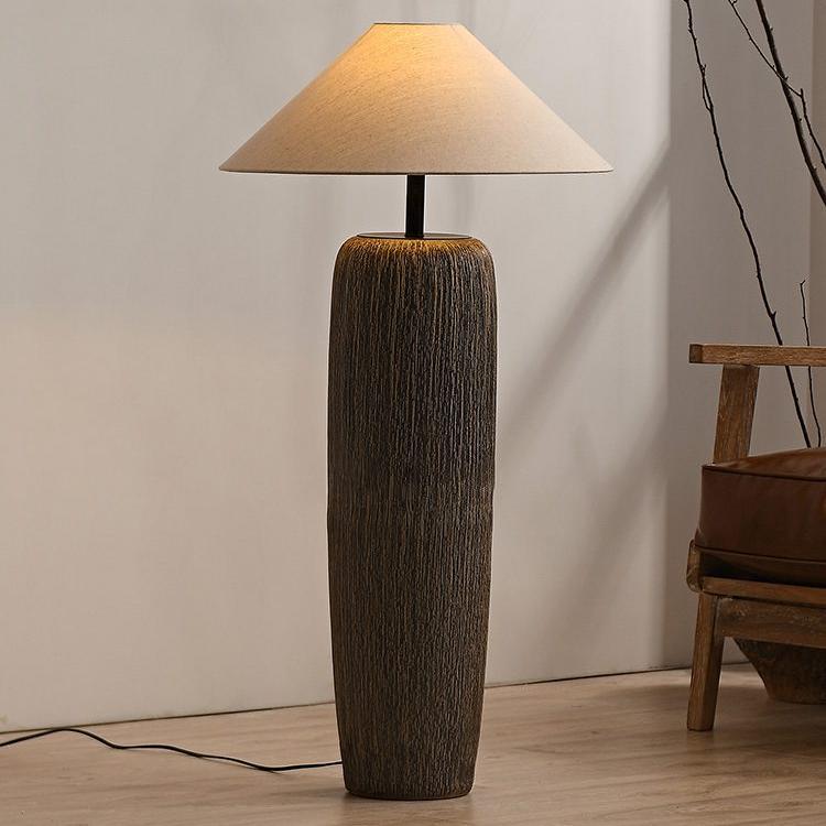 Lámpara de Pie de Madera Envejecida con Diseño Rústico y Funcionalidad Moderna 4