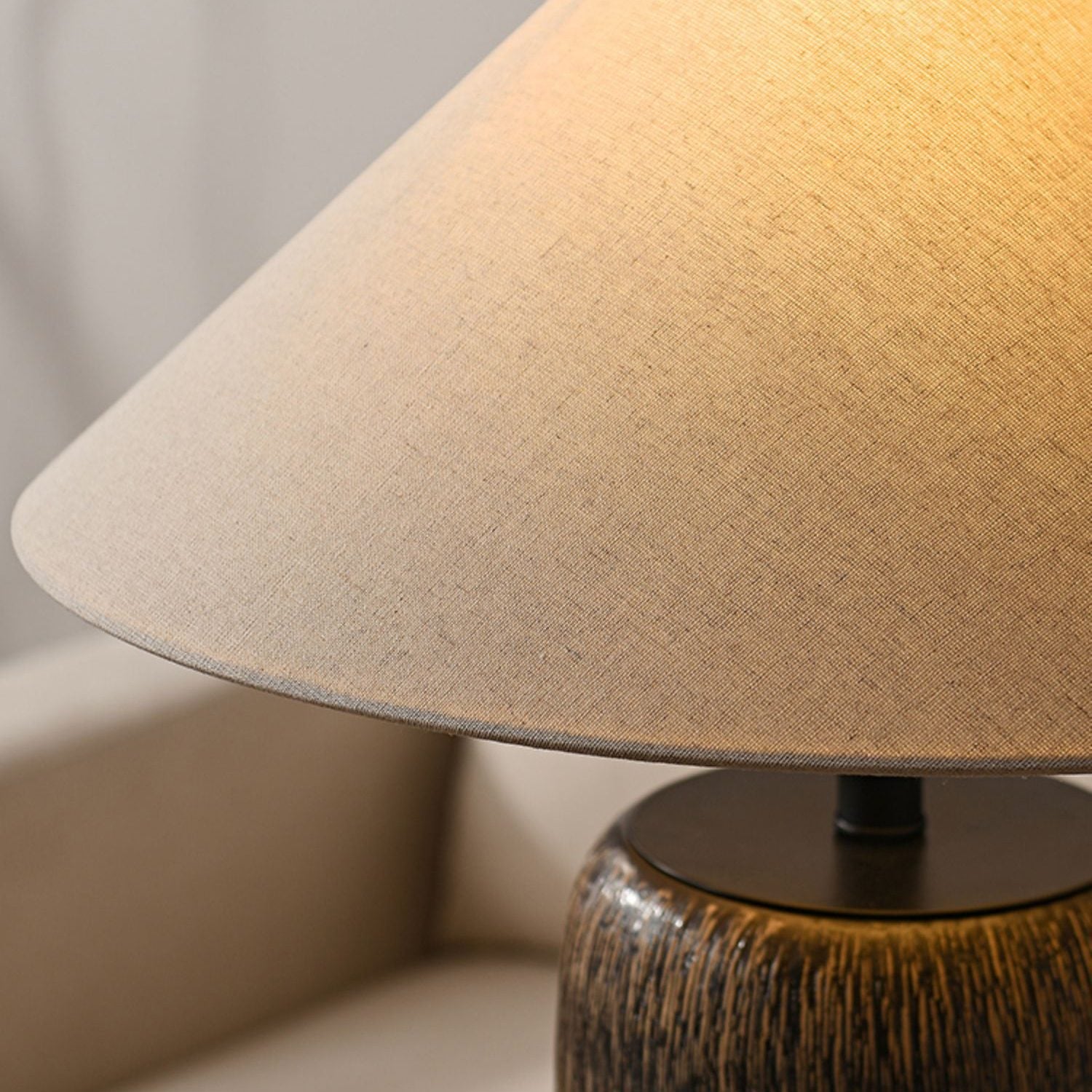Lámpara de Pie de Madera Envejecida con Diseño Rústico y Funcionalidad Moderna 8