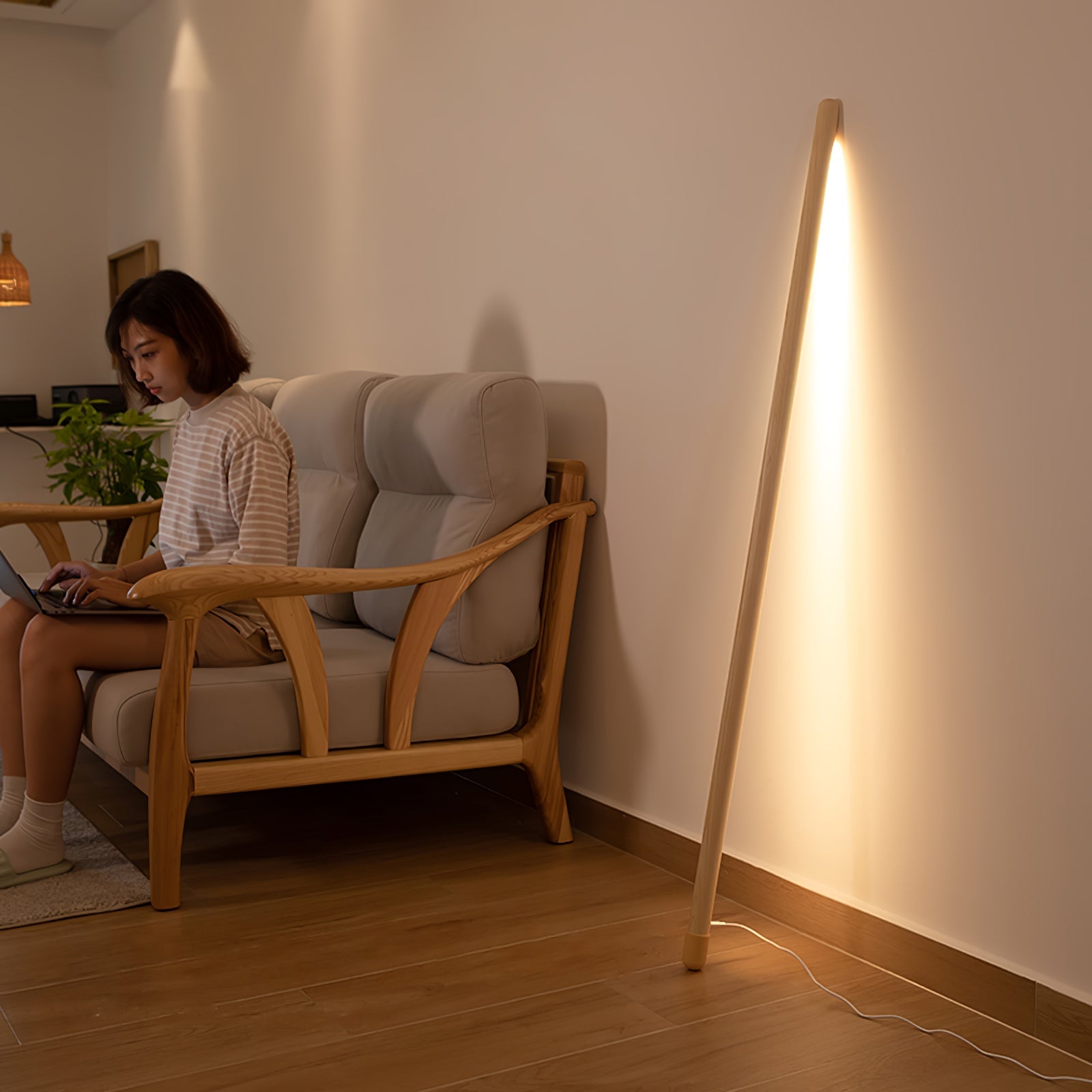 Lámpara de Pie de Madera con Luz LED Integrada y Diseño Moderno para Salón - Elegante y Funcional 2